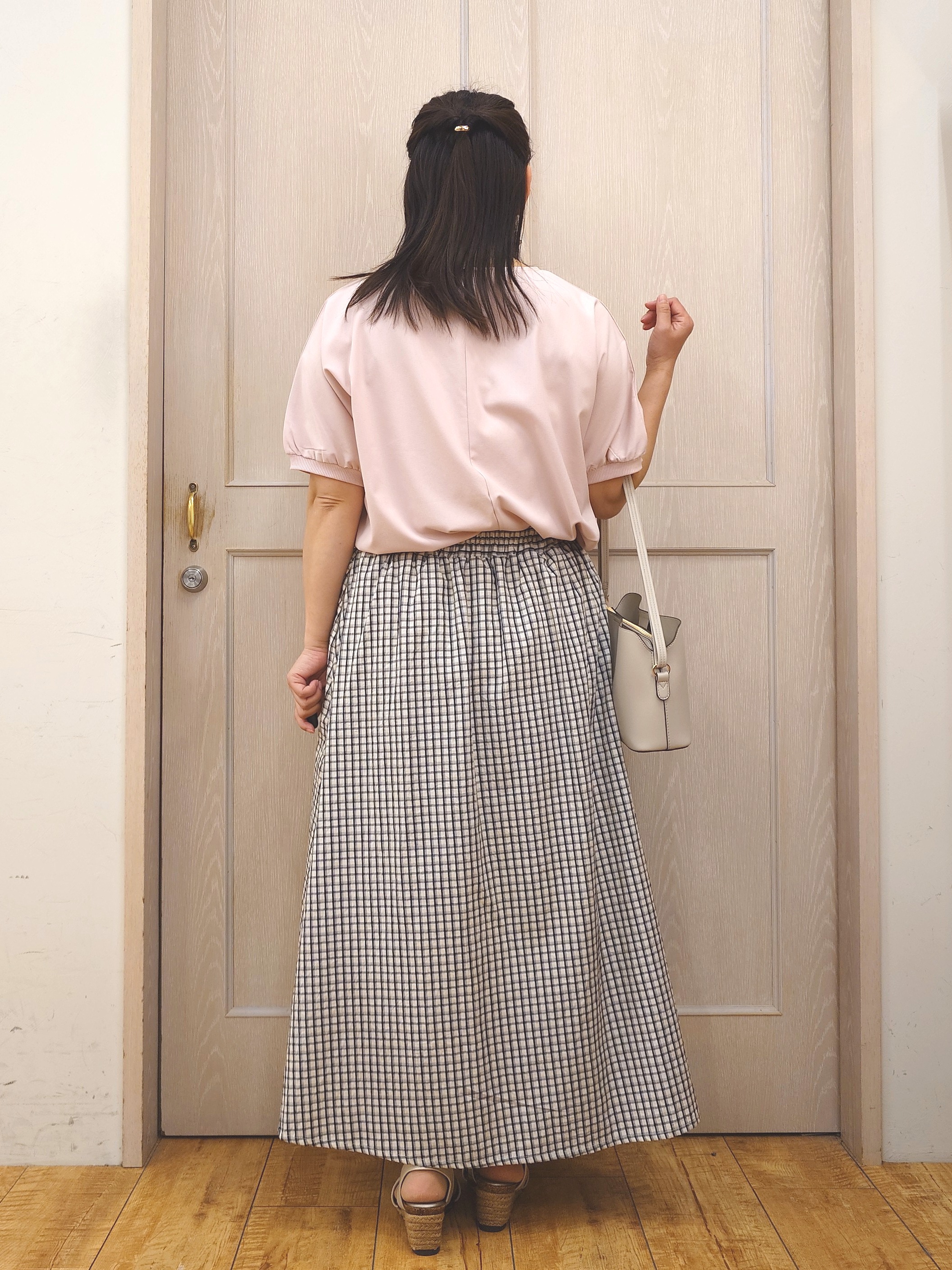 とろろさんの「SHOO･LA･RUE｜【ひんやり/洗濯後しわになりにくい】インせず着られる さらっとタッチのドルマンブラウス」を使ったコーディネート