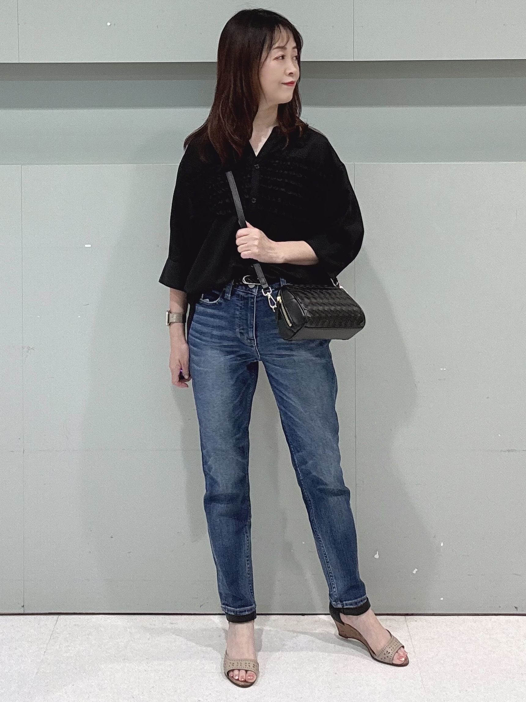 makiさんの「UNTITLED｜【接触冷感/通気性/洗える】Vネックフリルブラウス」を使ったコーディネート