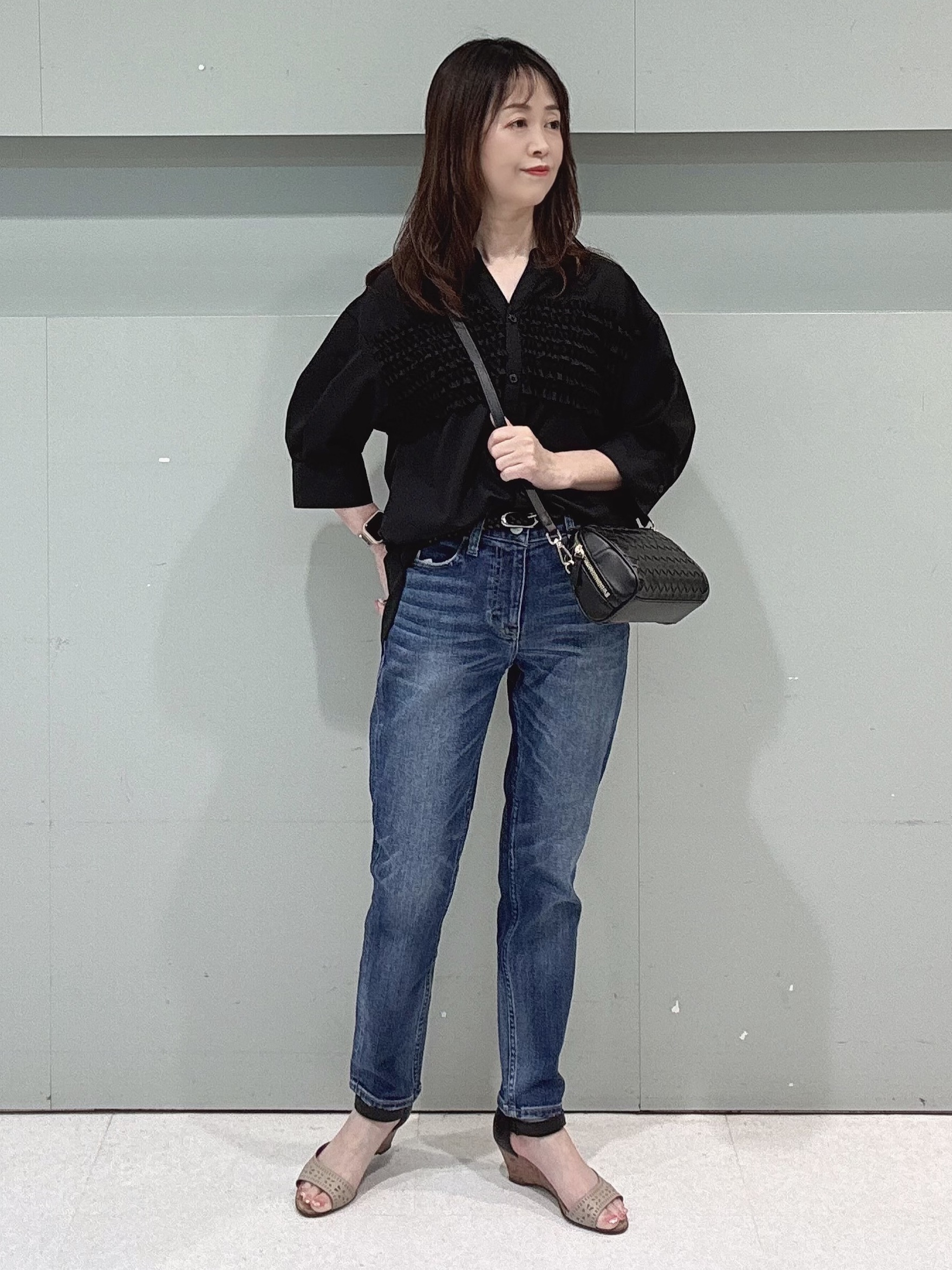 makiさんの「UNTITLED｜【接触冷感/通気性/洗える】Vネックフリルブラウス」を使ったコーディネート