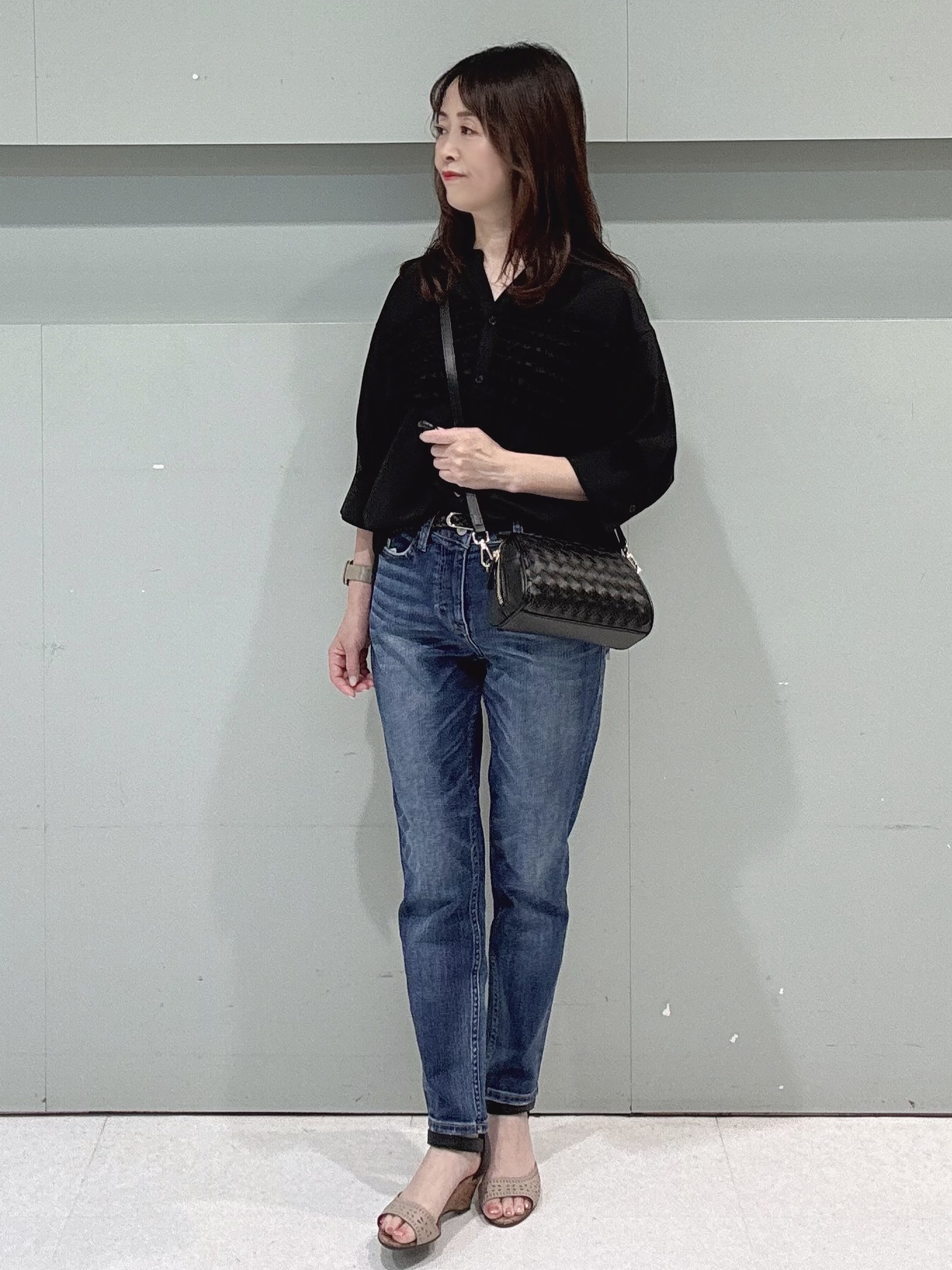 makiさんの「UNTITLED｜【接触冷感/通気性/洗える】Vネックフリルブラウス」を使ったコーディネート