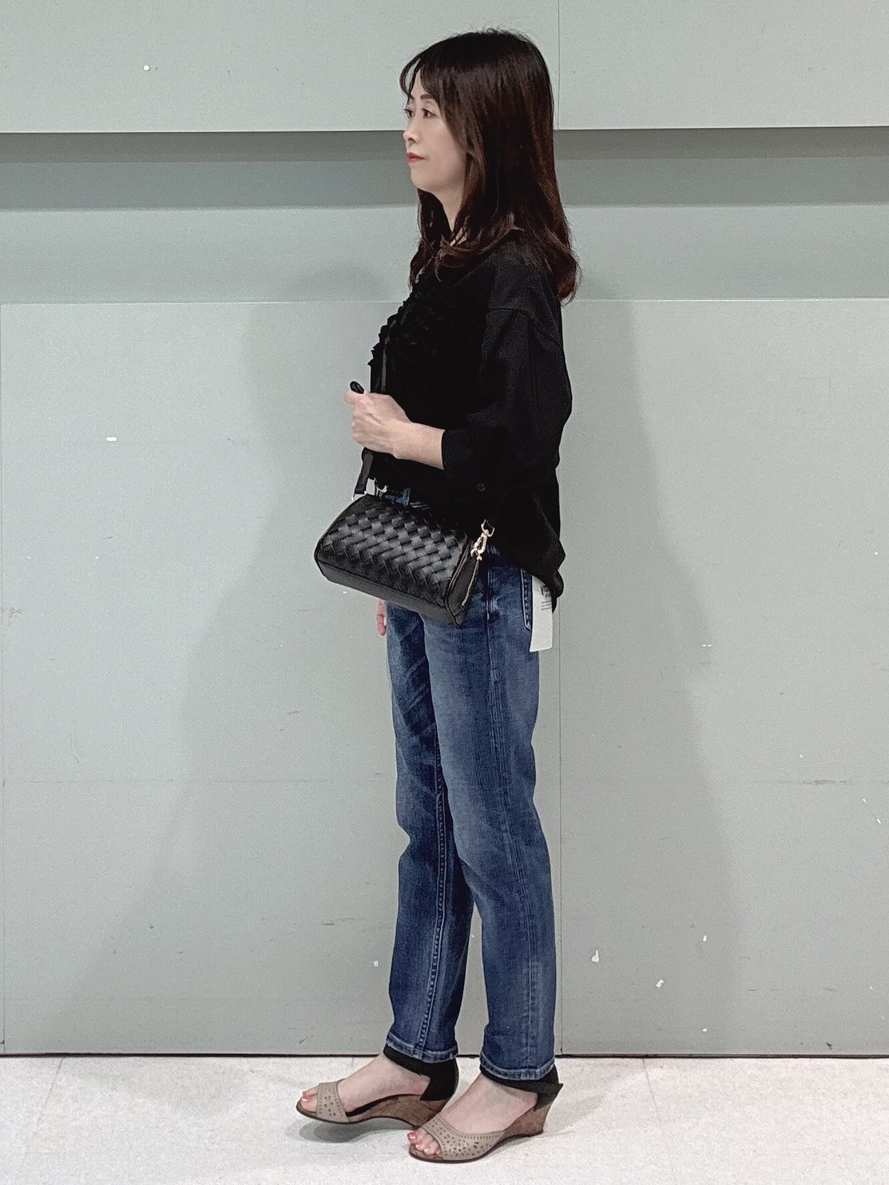 makiさんの「UNTITLED｜【接触冷感/通気性/洗える】Vネックフリルブラウス」を使ったコーディネート