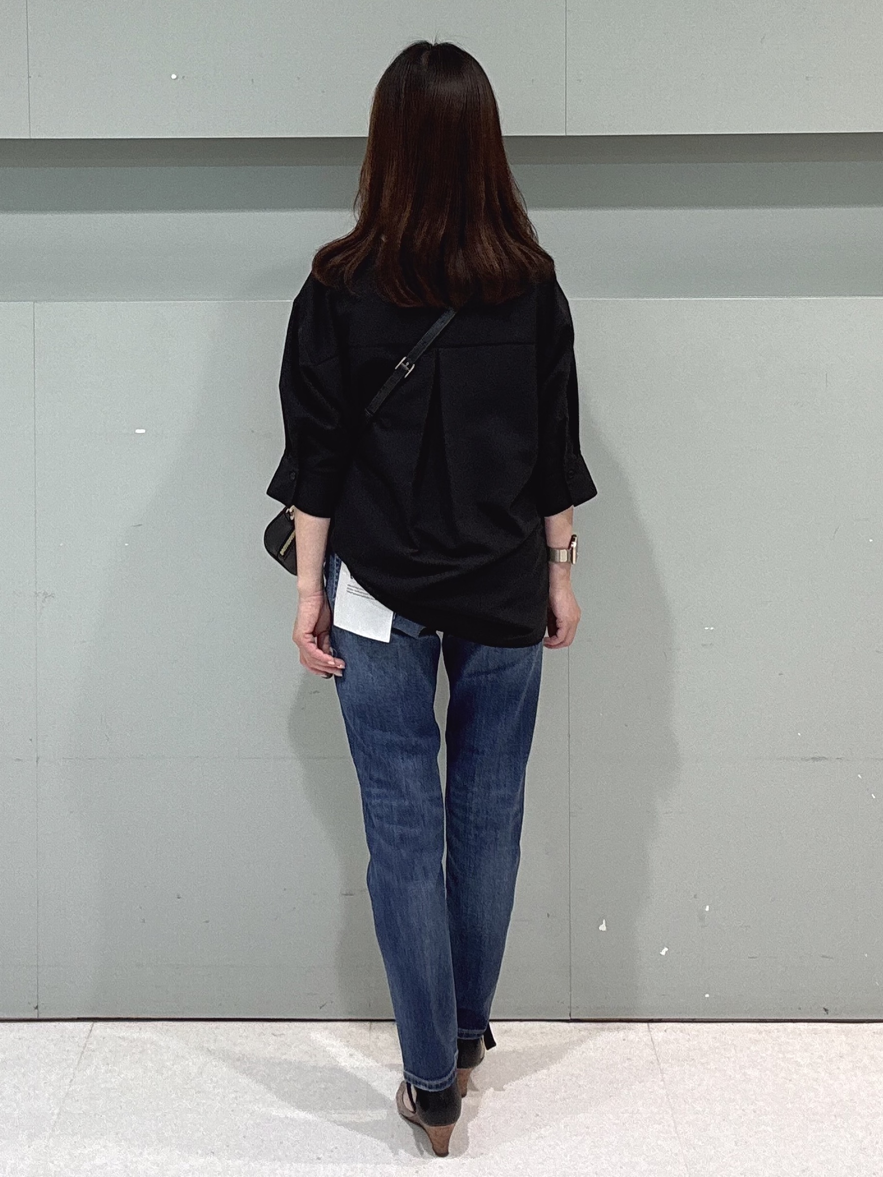 makiさんの「UNTITLED｜【接触冷感/通気性/洗える】Vネックフリルブラウス」を使ったコーディネート
