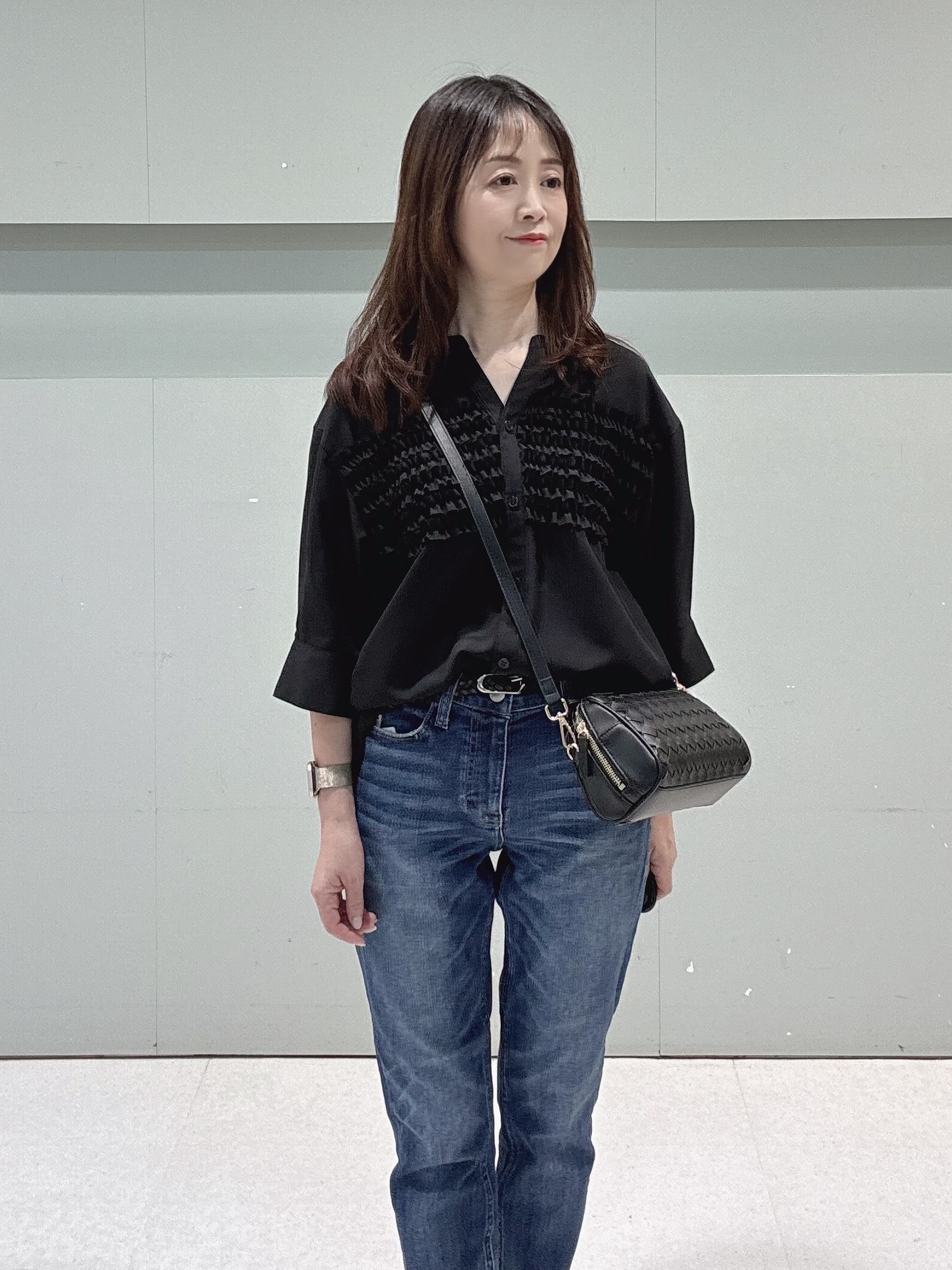 makiさんの「UNTITLED｜【接触冷感/通気性/洗える】Vネックフリルブラウス」を使ったコーディネート