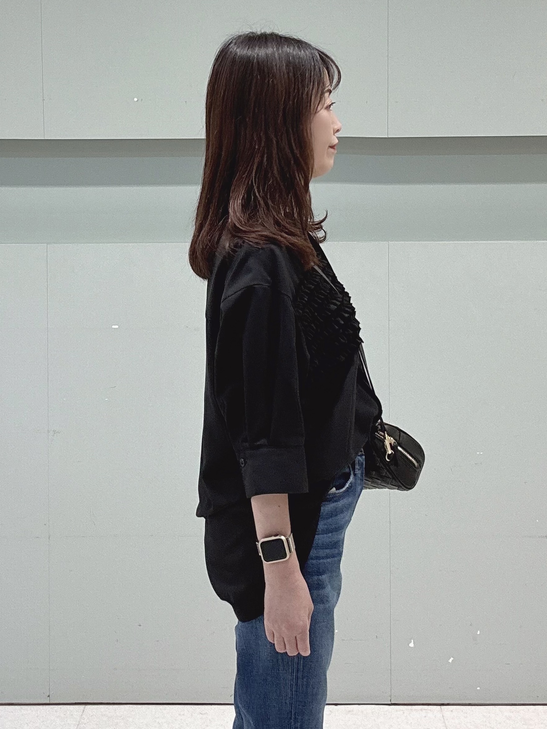 makiさんの「UNTITLED｜【接触冷感/通気性/洗える】Vネックフリルブラウス」を使ったコーディネート