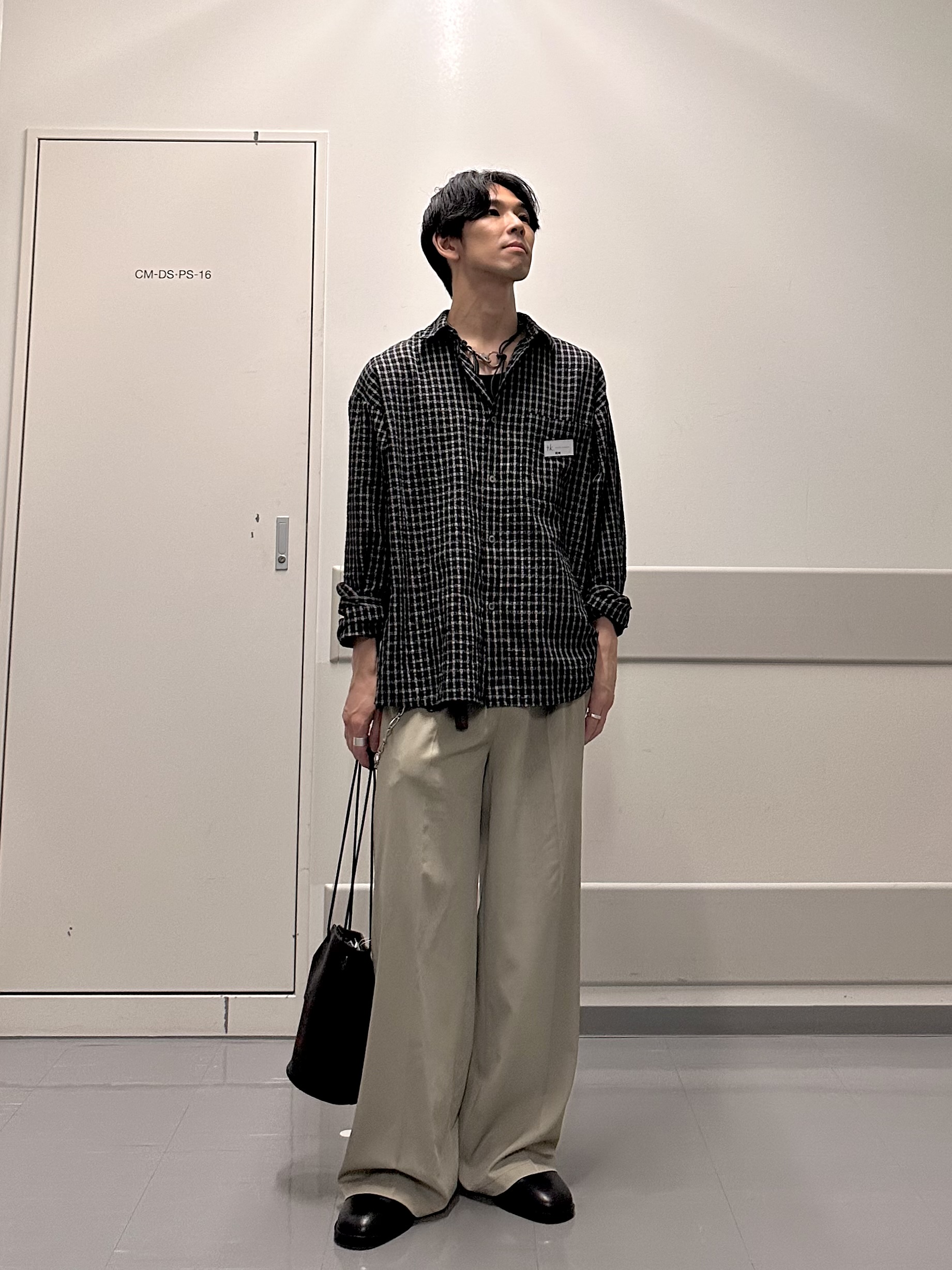 岡崎喬太さんの「tk.TAKEO KIKUCHI｜シアサッカーチェックシャツ」を使ったコーディネート