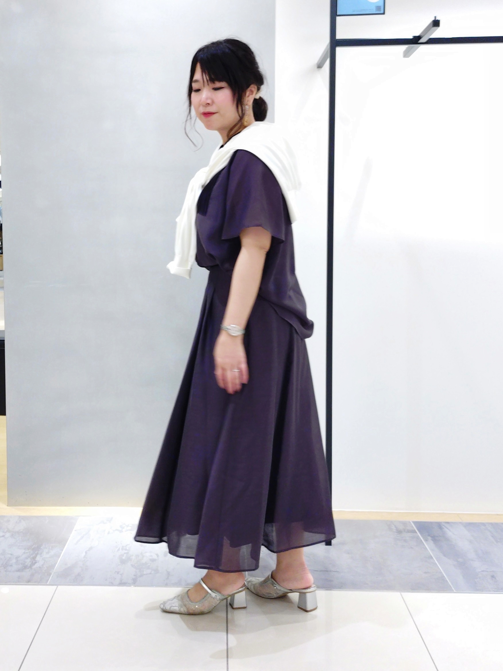 TOMOMIさんの「INDIVI｜【接触冷感/洗える】シアーシャンブレーピンタックブラウス」を使ったコーディネート