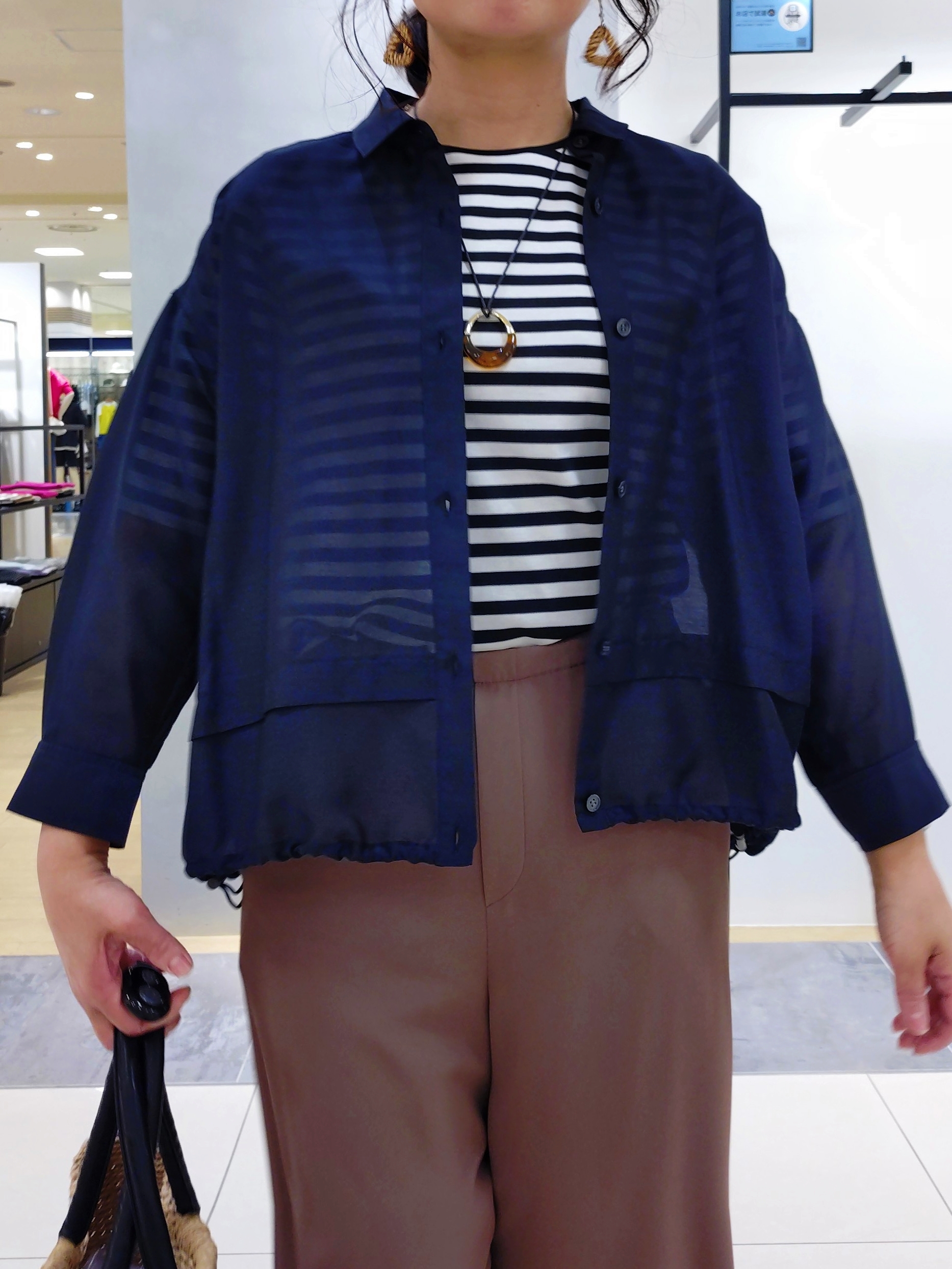 TOMOMIさんの「INDIVI｜【さらに軽く軽快！／着る日傘】イージーワイドパンツ」を使ったコーディネート