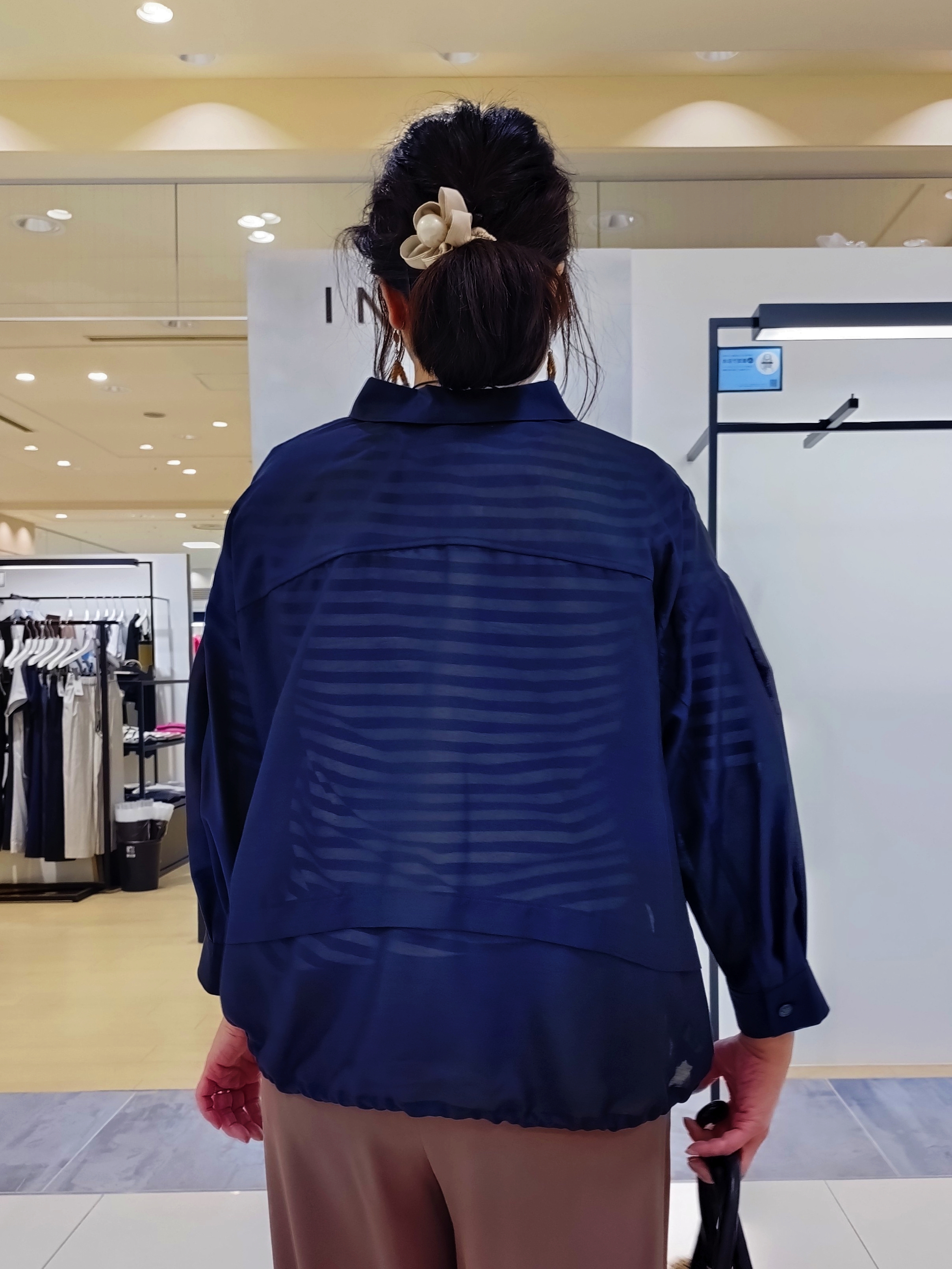 TOMOMIさんの「INDIVI｜【さらに軽く軽快！／着る日傘】イージーワイドパンツ」を使ったコーディネート