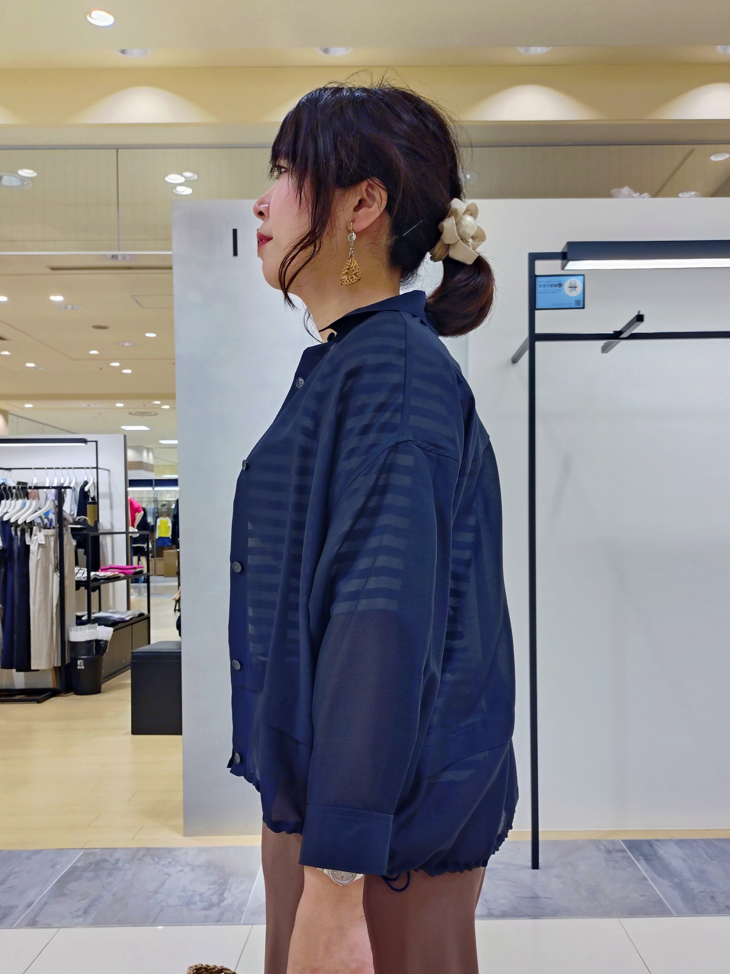 TOMOMIさんの「INDIVI｜【さらに軽く軽快！／着る日傘】イージーワイドパンツ」を使ったコーディネート