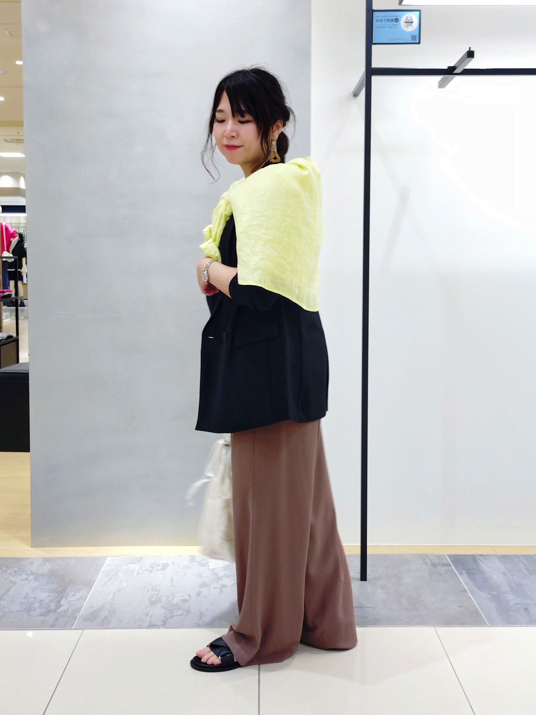 TOMOMIさんの「INDIVI｜【さらに軽く軽快！／着る日傘】イージーワイドパンツ」を使ったコーディネート