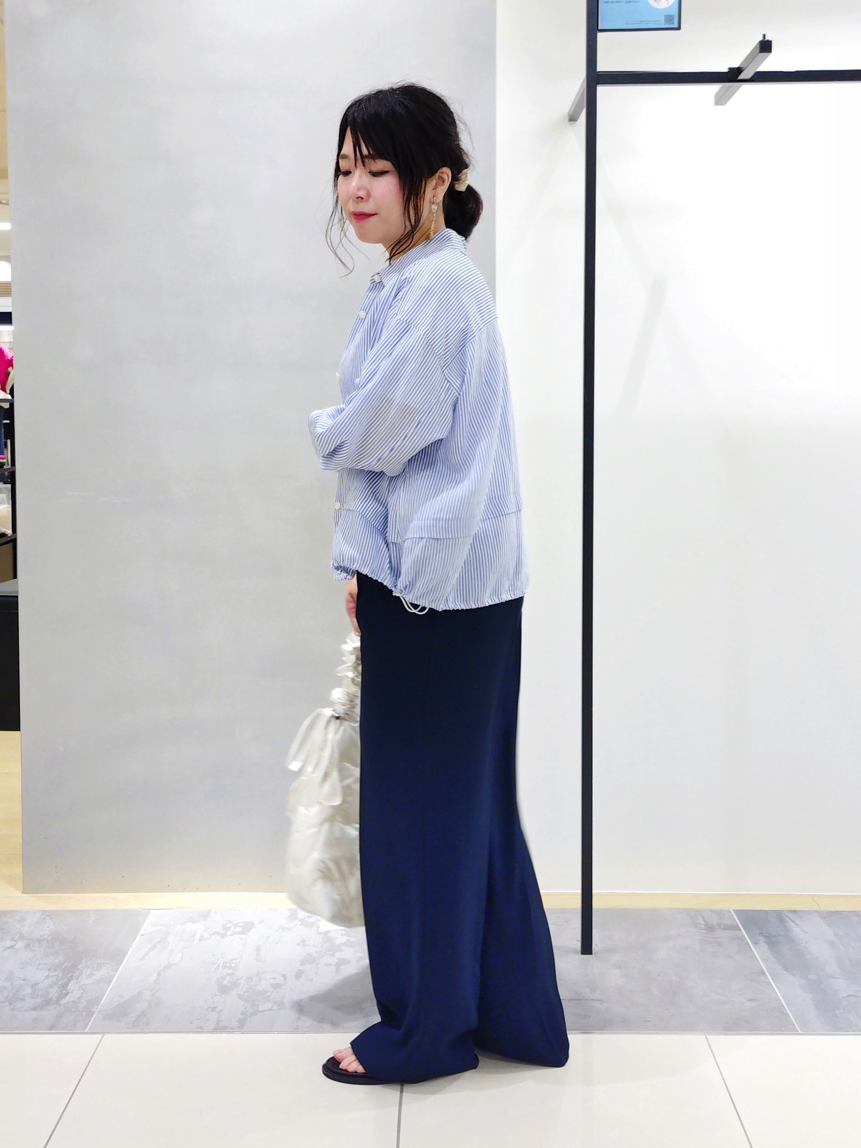 TOMOMIさんの「INDIVI｜【洗える／UVケア／SETUP可】着る日傘ワイドパンツ」を使ったコーディネート