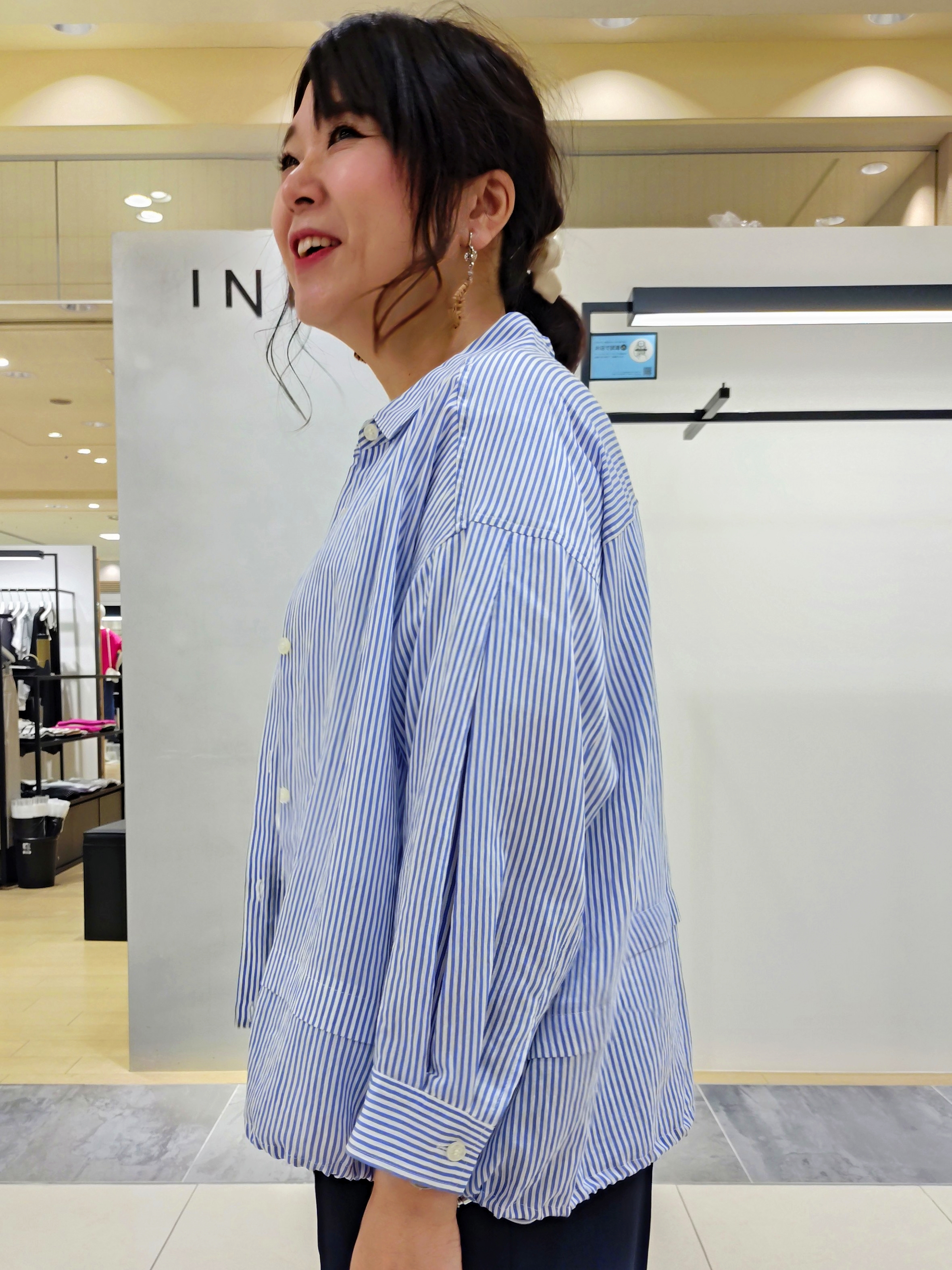 TOMOMIさんの「INDIVI｜【洗える／UVケア／SETUP可】着る日傘ワイドパンツ」を使ったコーディネート