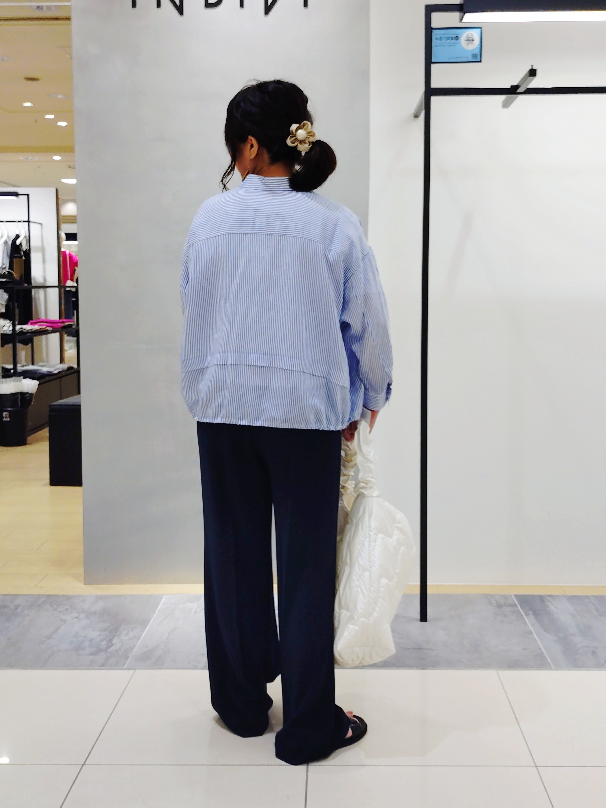 TOMOMIさんの「INDIVI｜【洗える／UVケア／SETUP可】着る日傘ワイドパンツ」を使ったコーディネート
