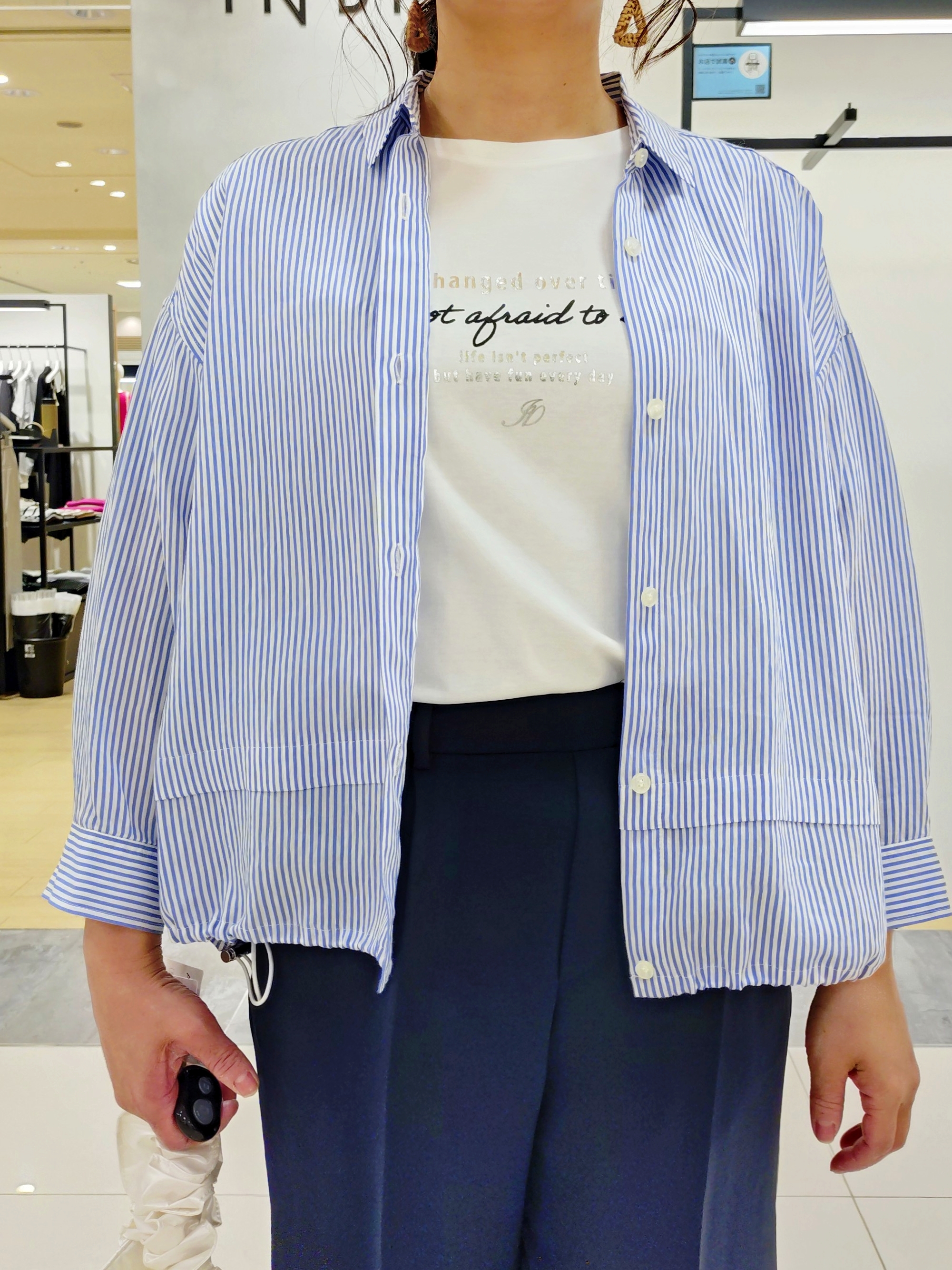 TOMOMIさんの「INDIVI｜【洗える／UVケア／SETUP可】着る日傘ワイドパンツ」を使ったコーディネート