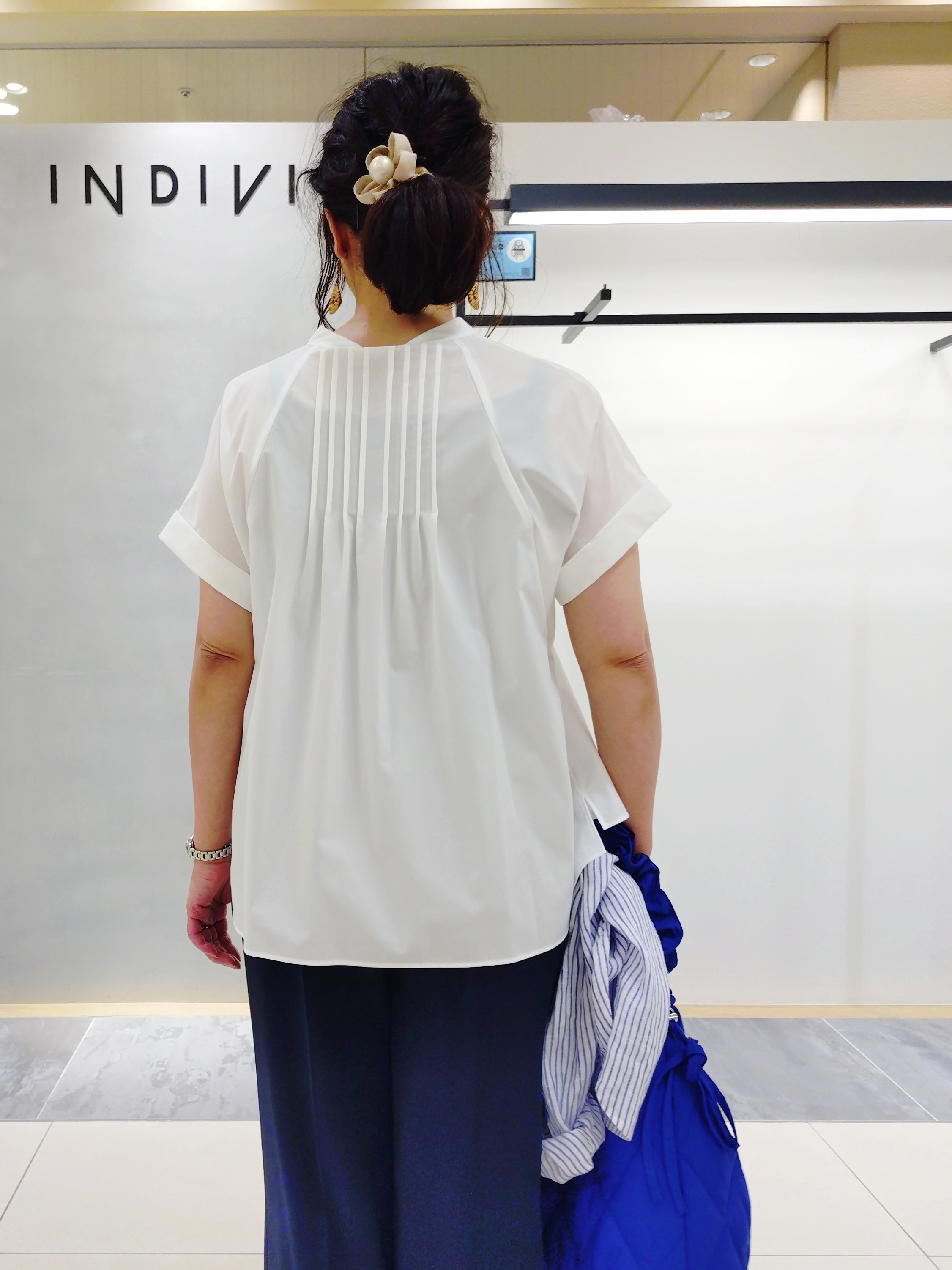 TOMOMIさんの「INDIVI｜【撥水／UVケア／SETUP可能】軽量タックスキッパーブラウス」を使ったコーディネート