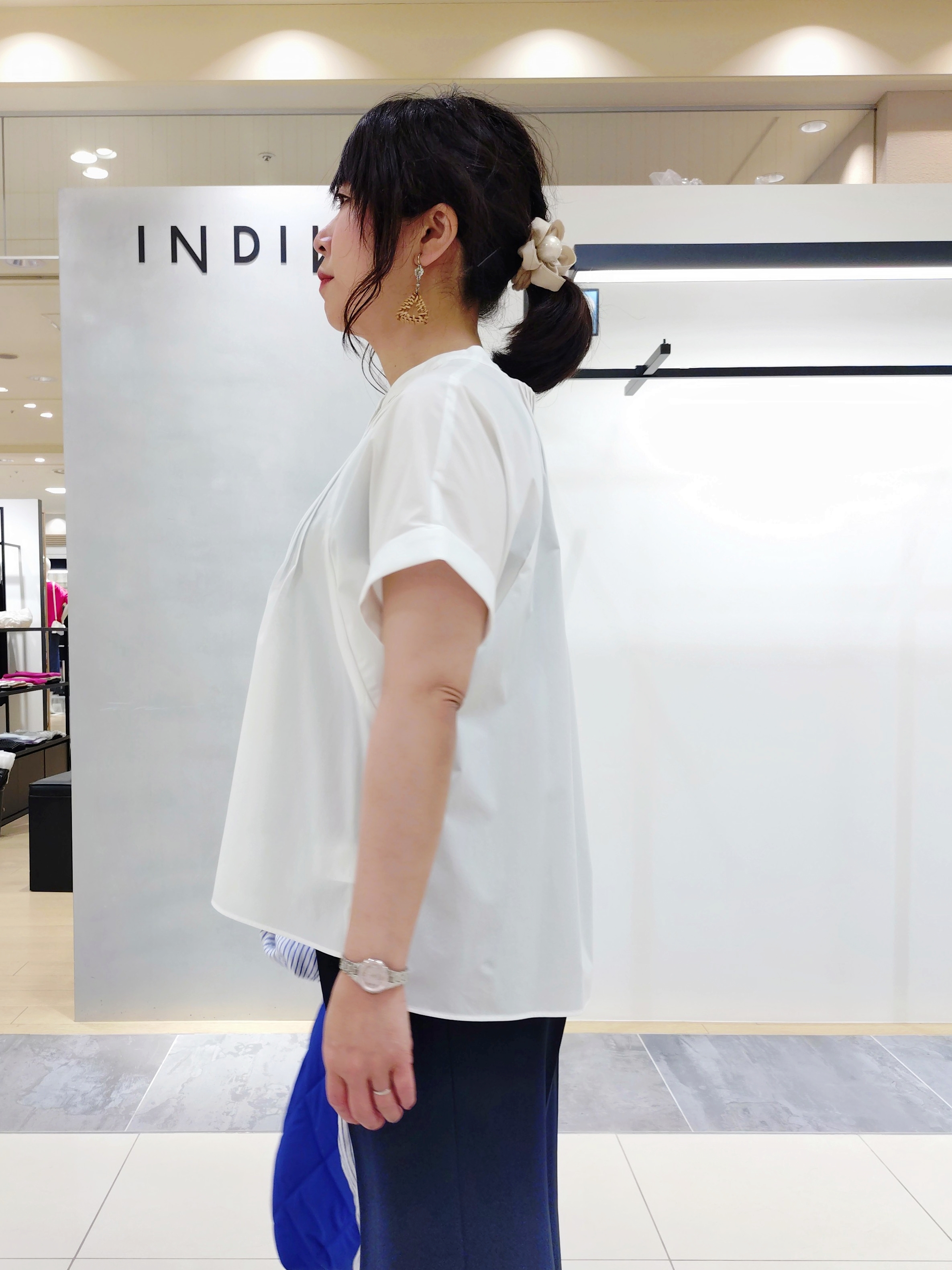 TOMOMIさんの「INDIVI｜【撥水／UVケア／SETUP可能】軽量タックスキッパーブラウス」を使ったコーディネート
