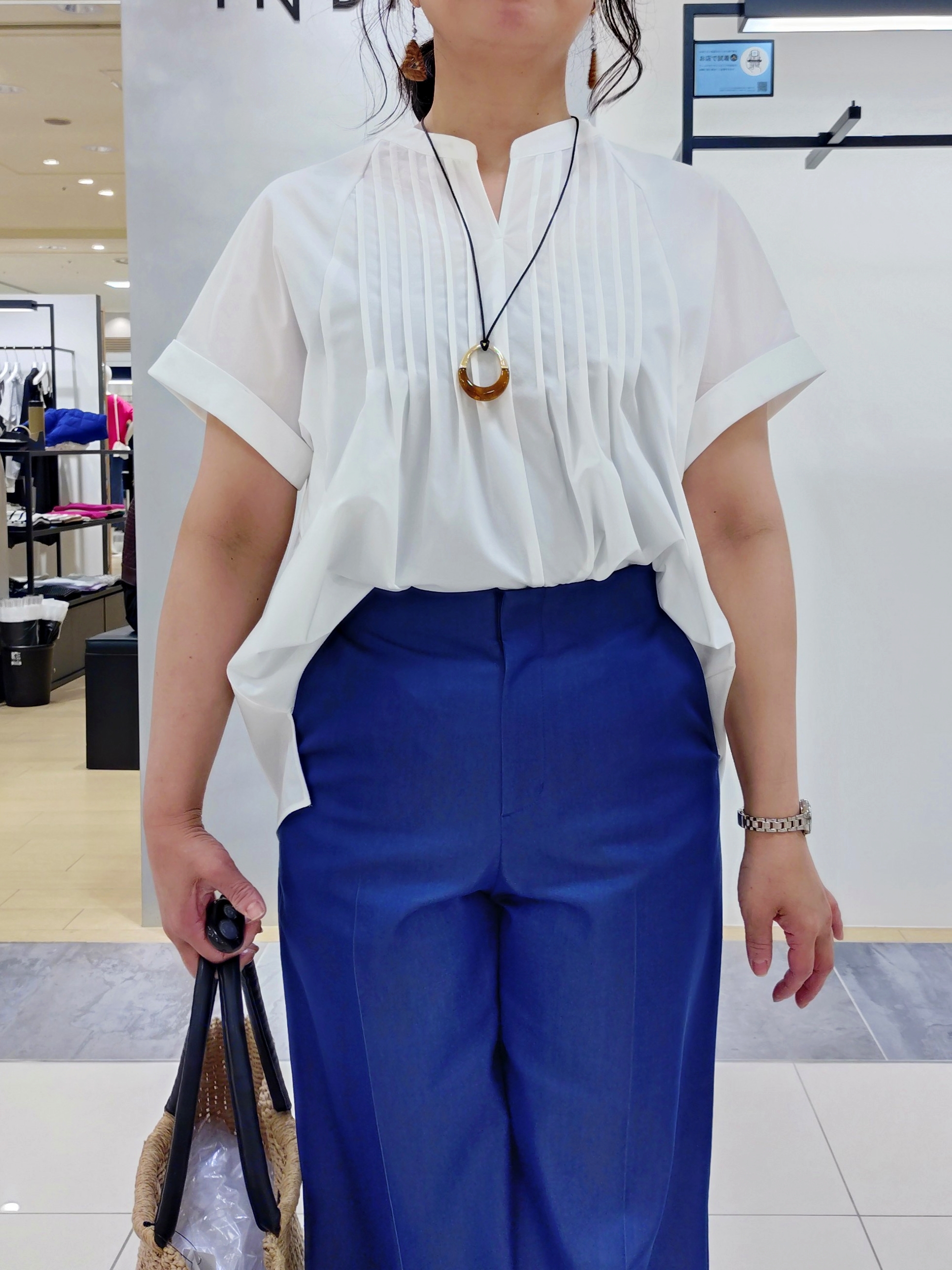 TOMOMIさんの「INDIVI｜【長さ調整自由】マーブルバイカラー ロングネックレス」を使ったコーディネート