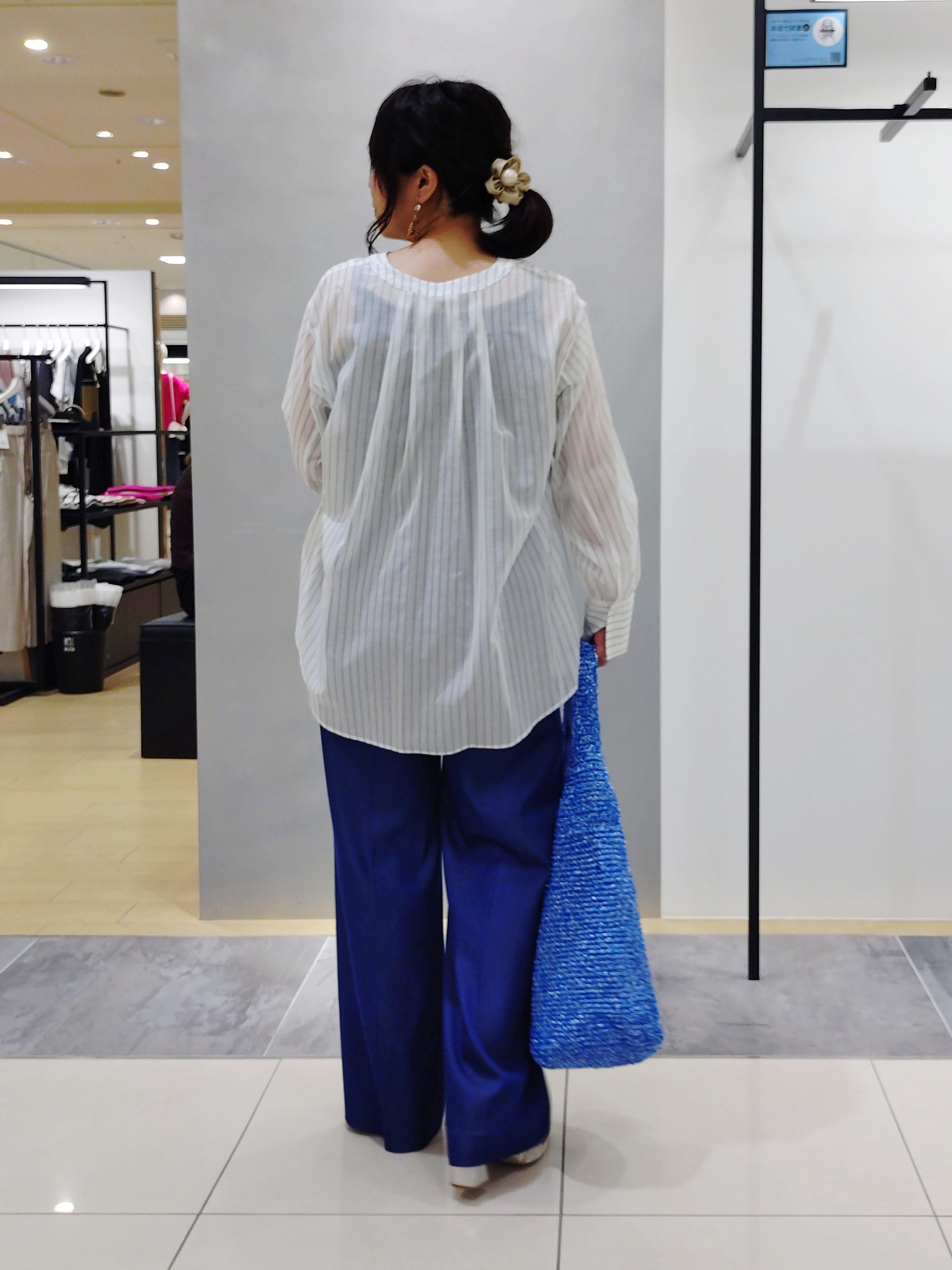 TOMOMIさんの「INDIVI｜【洗える／UVケア／SETUP可能】デニムライクワイドパンツ」を使ったコーディネート