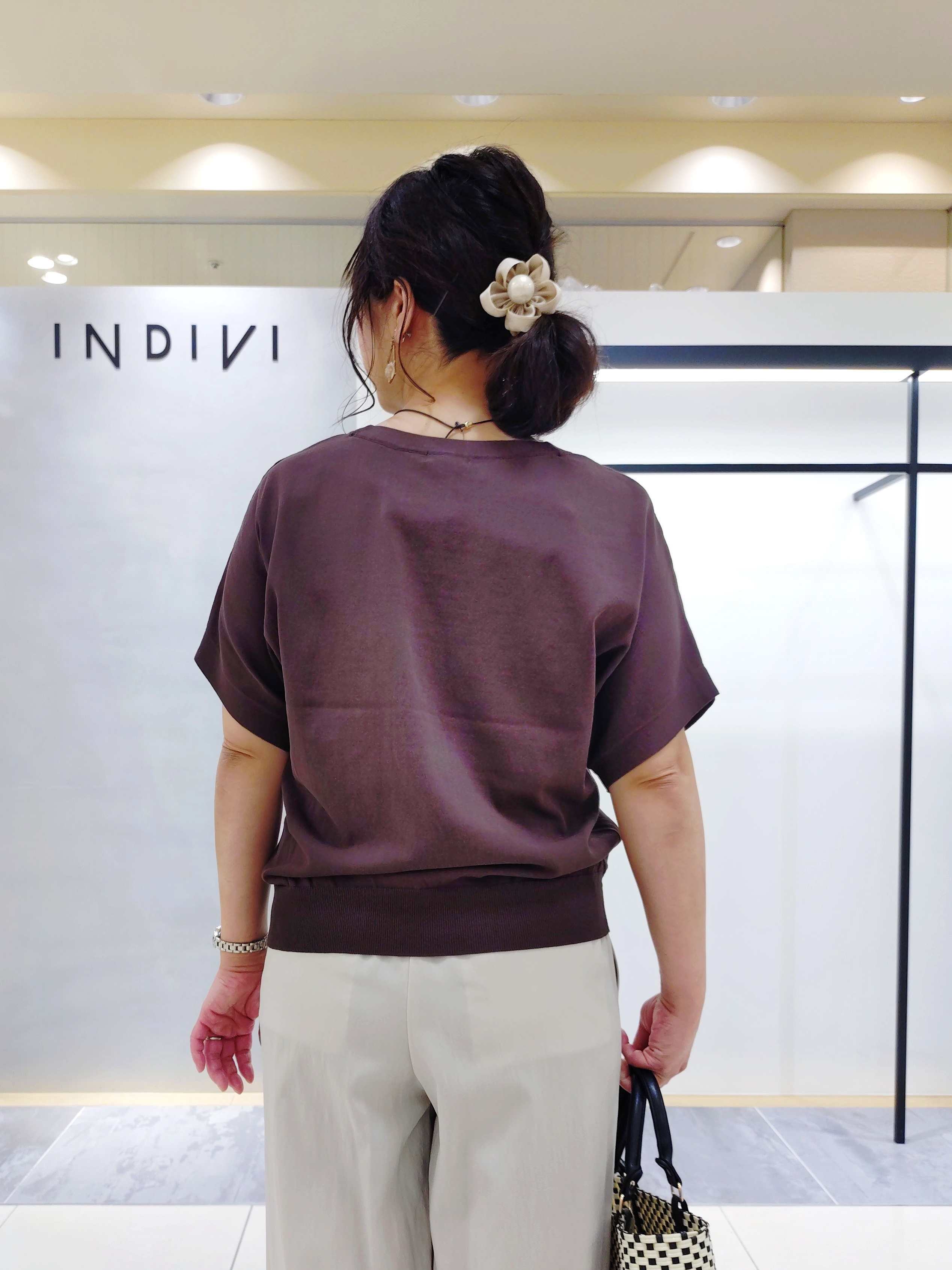 TOMOMIさんの「INDIVI｜【長さ調整自由】マーブルバイカラー ロングネックレス」を使ったコーディネート