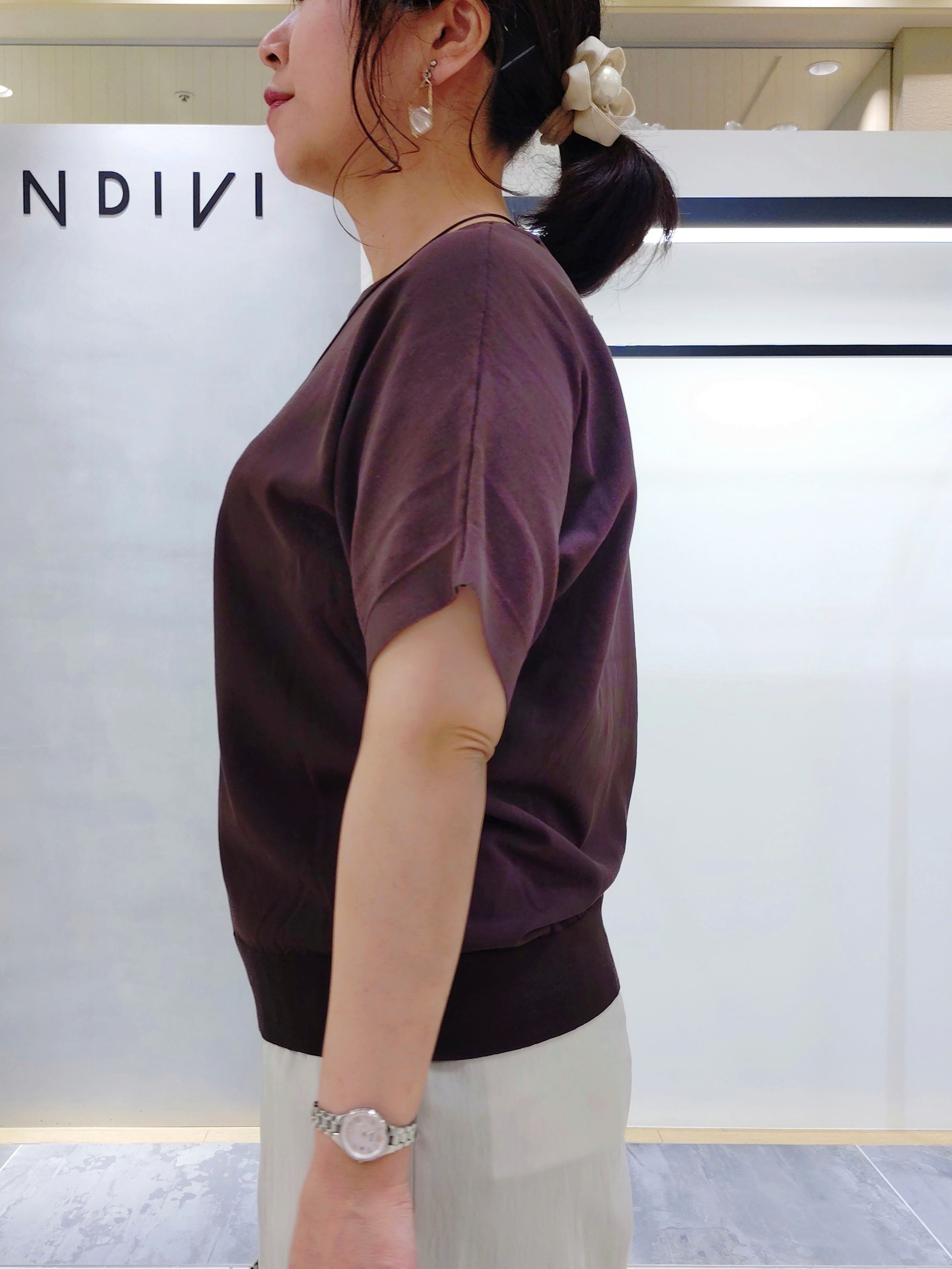 TOMOMIさんの「INDIVI｜【長さ調整自由】マーブルバイカラー ロングネックレス」を使ったコーディネート