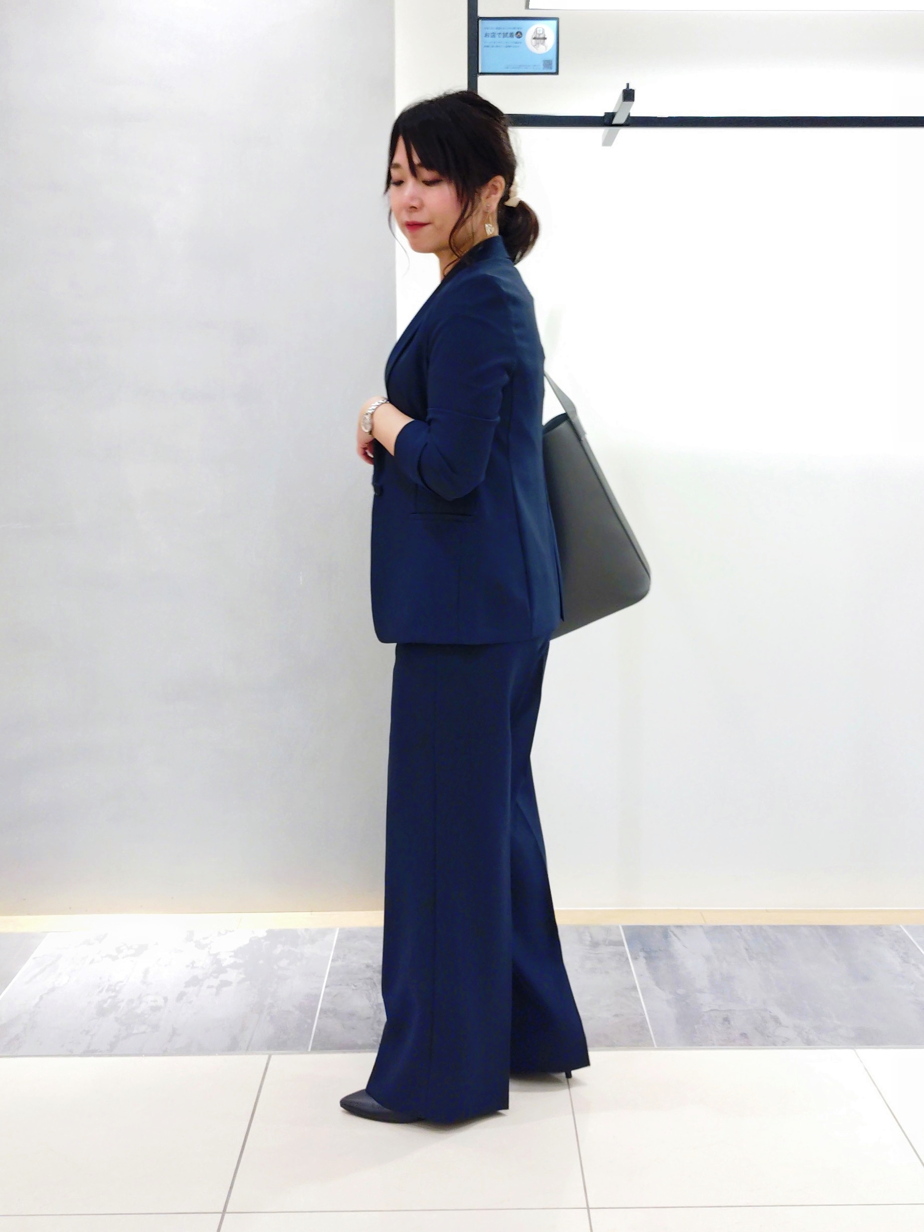 TOMOMIさんの「INDIVI｜【定番スーツ／UVケア／洗える】ウール調ノーカラージャケット」を使ったコーディネート
