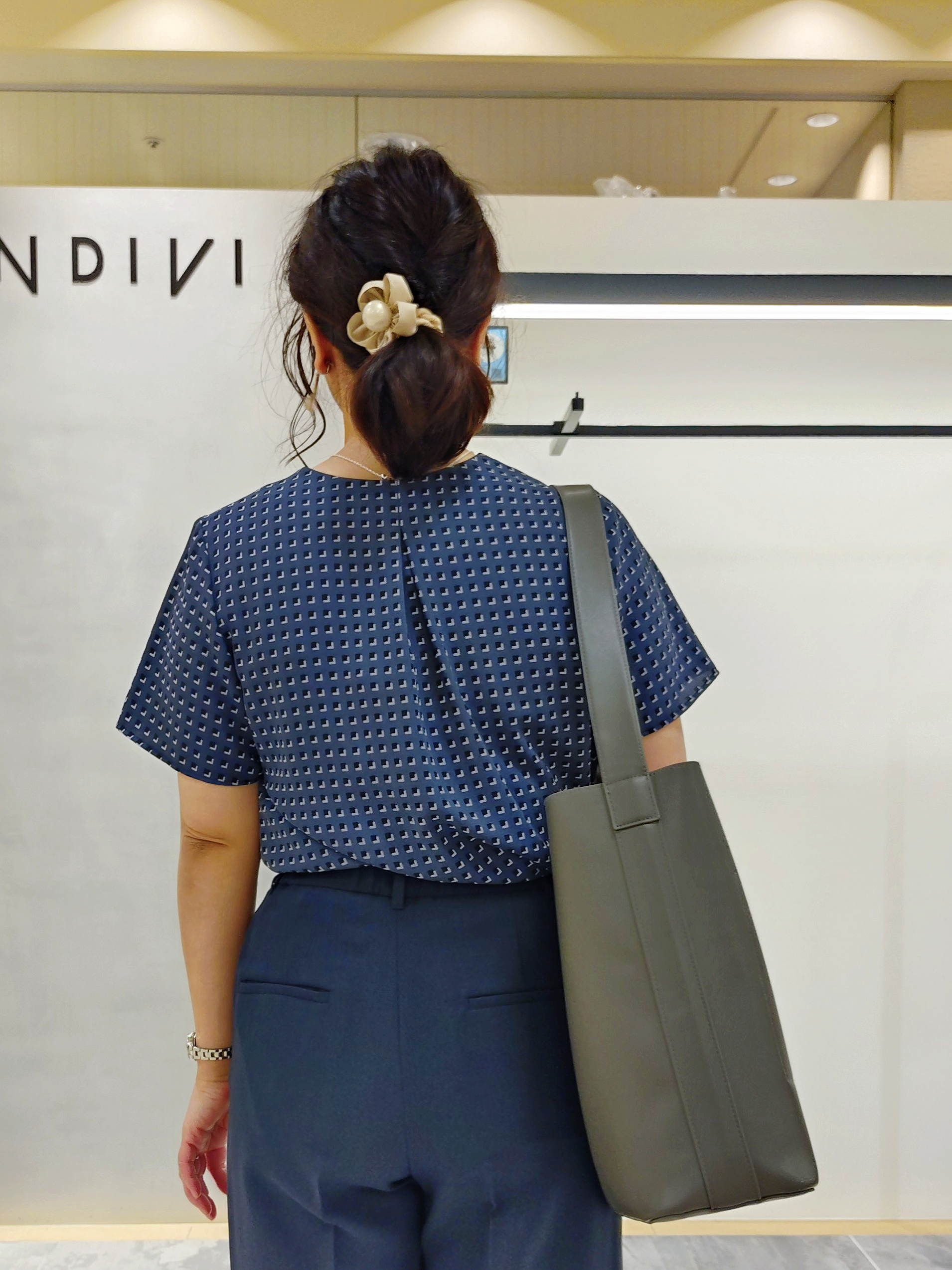 TOMOMIさんの「INDIVI｜【定番スーツ／UVケア／洗える】ウール調ノーカラージャケット」を使ったコーディネート