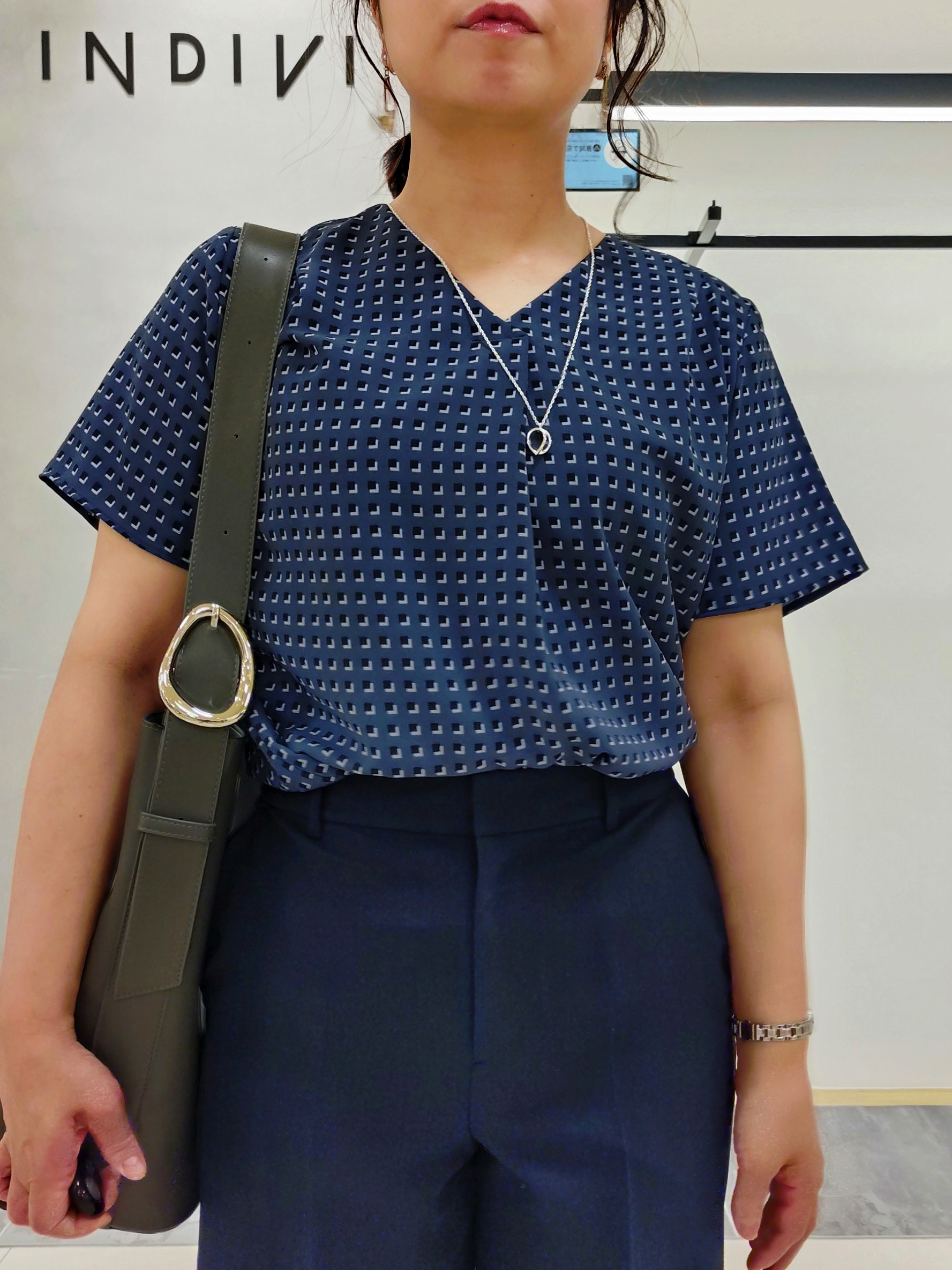 TOMOMIさんの「INDIVI｜【定番スーツ／UVケア／洗える】ウール調ノーカラージャケット」を使ったコーディネート