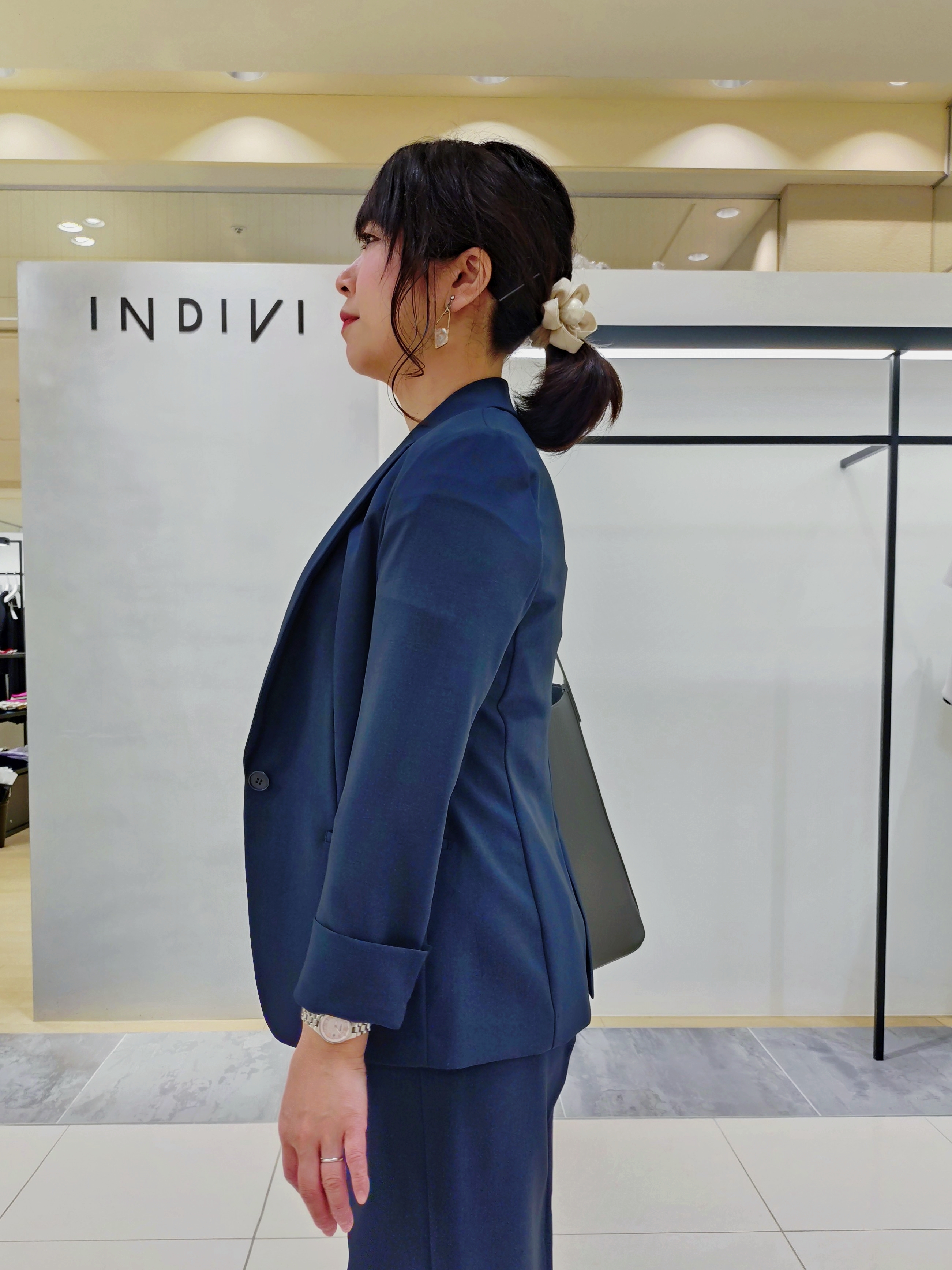 TOMOMIさんの「INDIVI｜【定番スーツ／UVケア／洗える】ウール調ノーカラージャケット」を使ったコーディネート