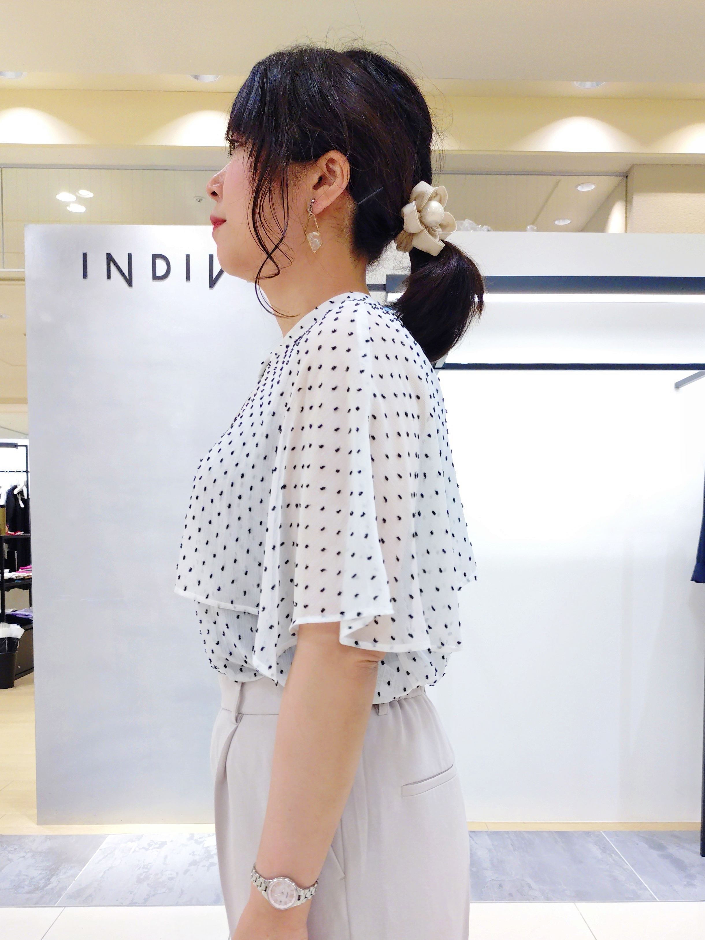TOMOMIさんの「INDIVI｜【洗える／ドットモチーフ】ケープスリーブブラウス」を使ったコーディネート