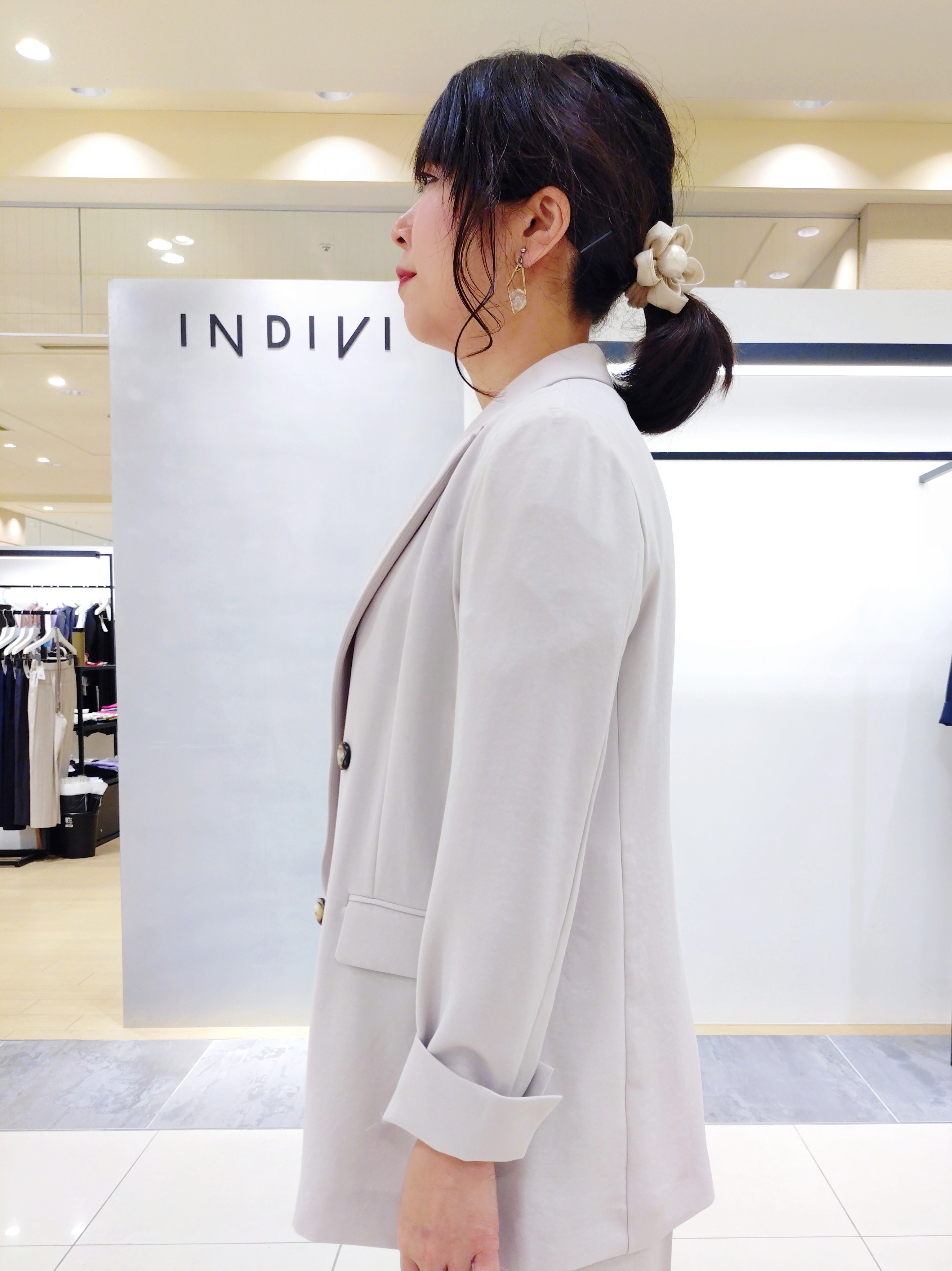 TOMOMIさんの「INDIVI｜【洗える／ドットモチーフ】ケープスリーブブラウス」を使ったコーディネート