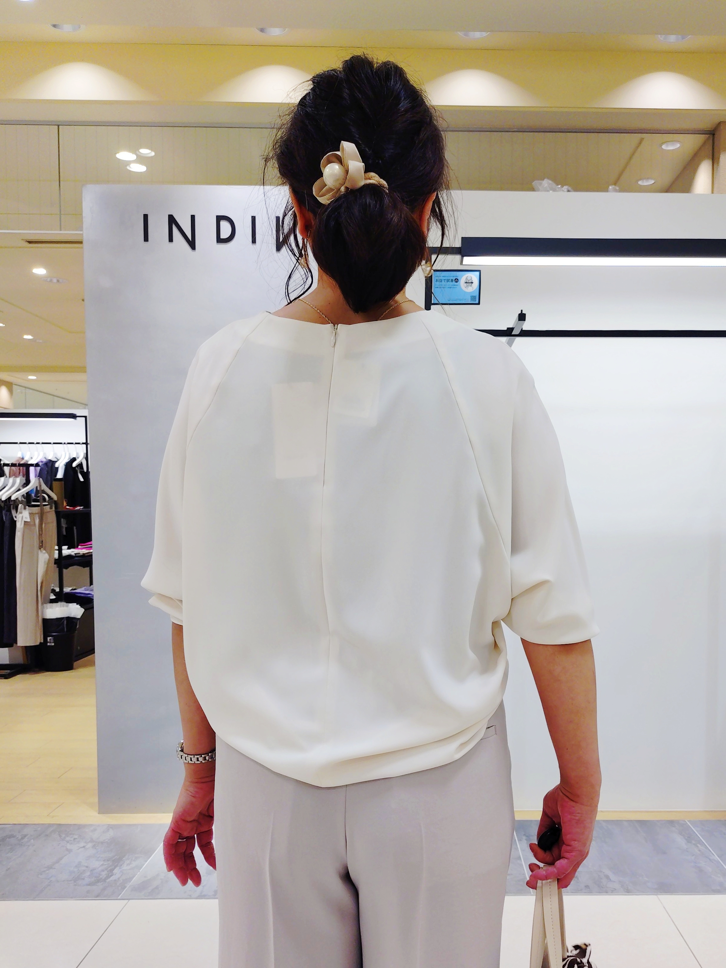 TOMOMIさんの「INDIVI｜【洗える／UVケア／SETUP可】着る日傘ワイドパンツ」を使ったコーディネート