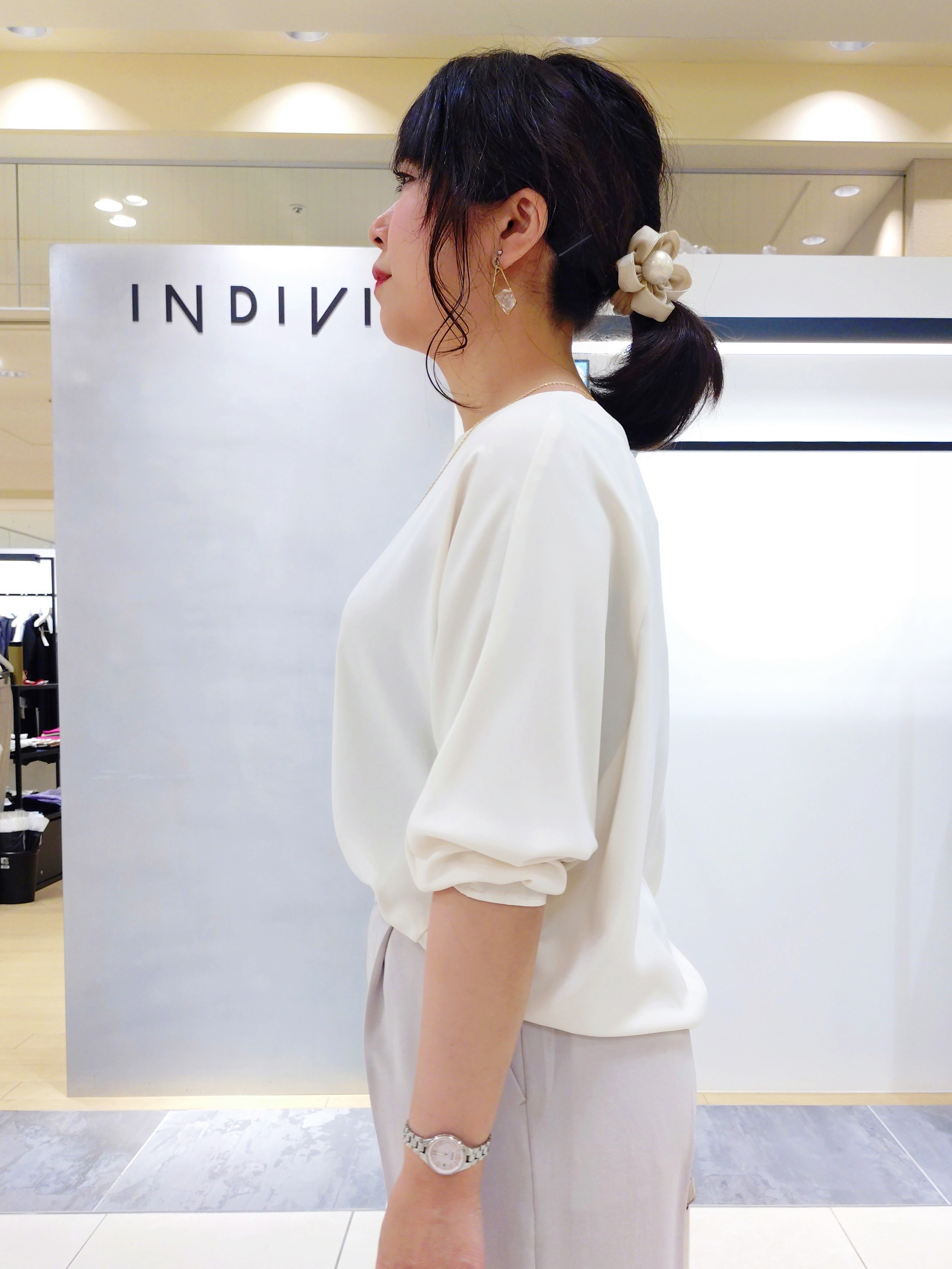 TOMOMIさんの「INDIVI｜【洗える／UVケア／SETUP可】着る日傘ワイドパンツ」を使ったコーディネート