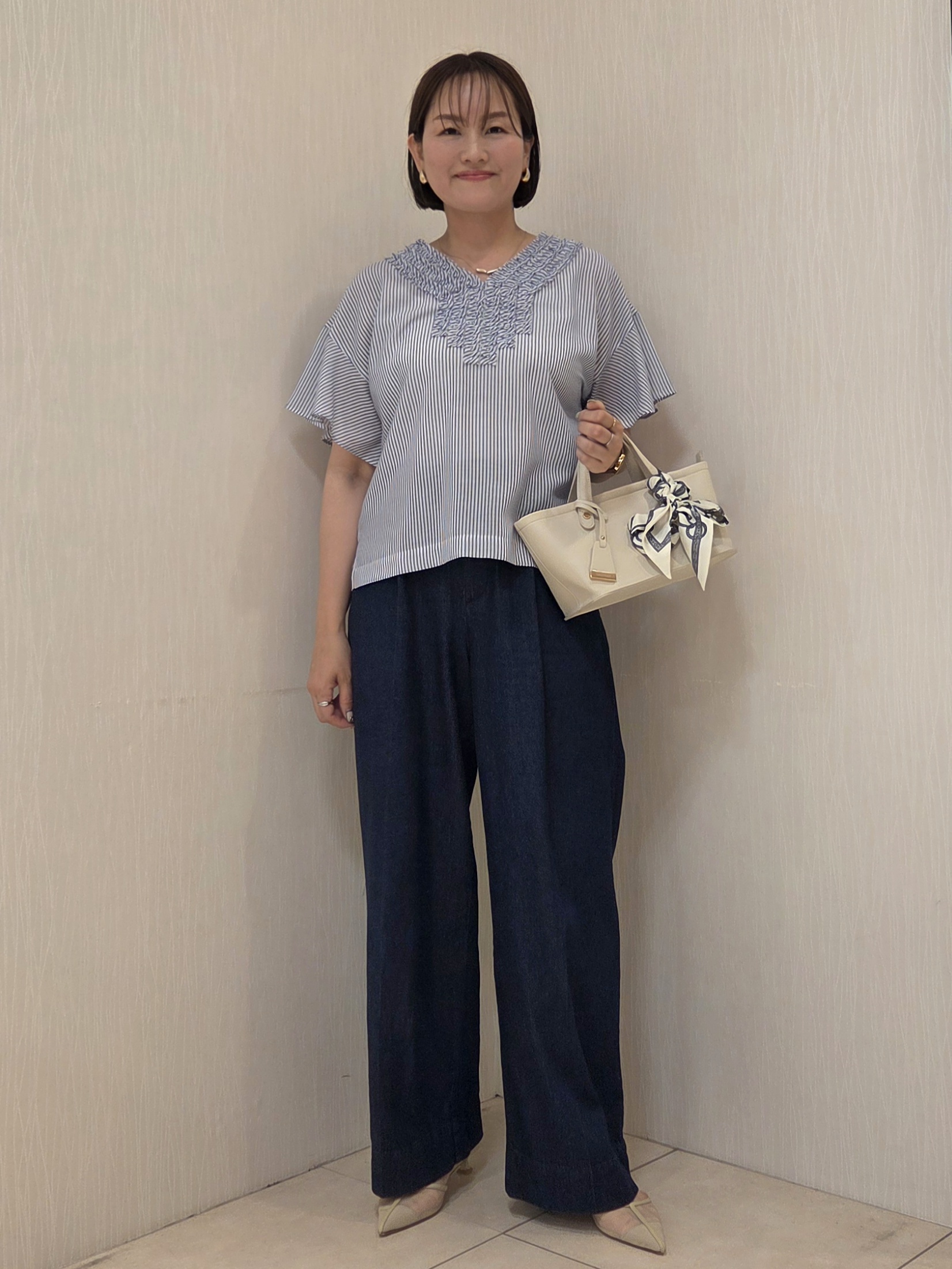 naokoさんの「UNTITLED｜【接触冷感/通気性/洗える】Vネックフリルブラウス」を使ったコーディネート