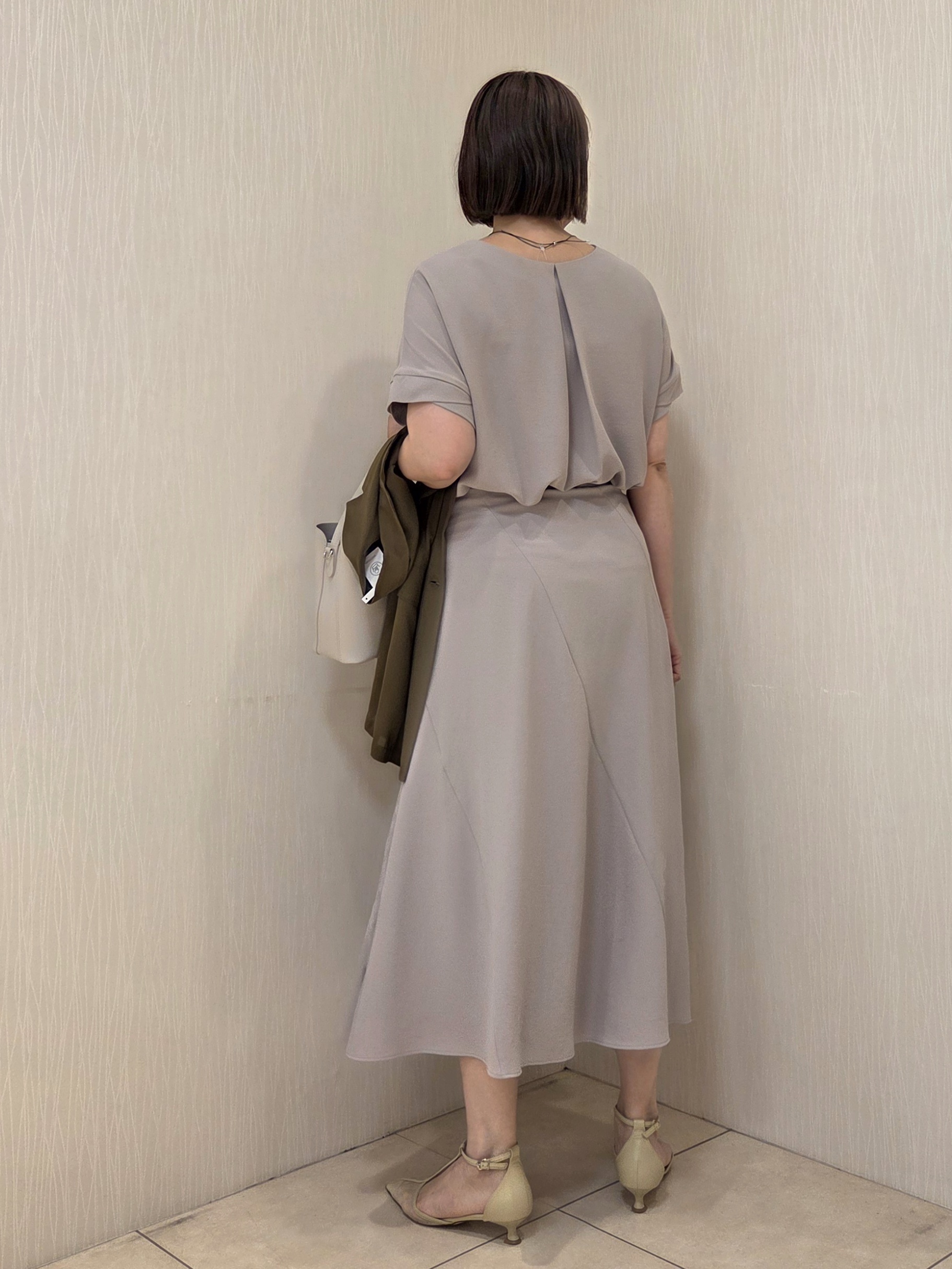 naokoさんの「UNTITLED｜【前後2WAY/はっ水/セットアップ可】リラクシーフレンチスリーブブラウス」を使ったコーディネート