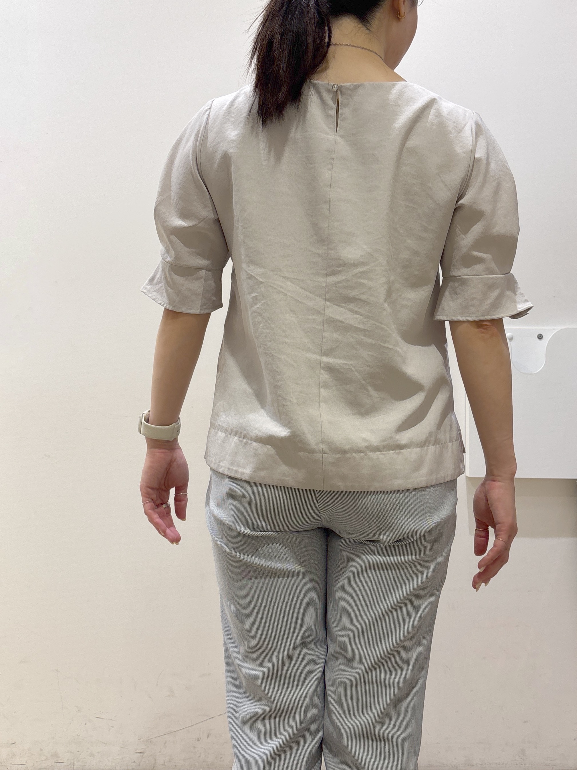 mameさんの「index｜【接触冷感】タックパフスリーブブラウス《吸水速乾／防シワ／洗濯機OK／XS～3L／6col》」を使ったコーディネート