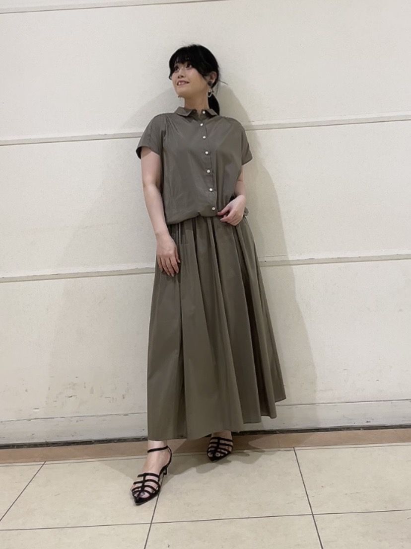 watanabeさんの「UNTITLED｜【セットアップ可/軽量/清涼感】ローンギャザーブラウス」を使ったコーディネート