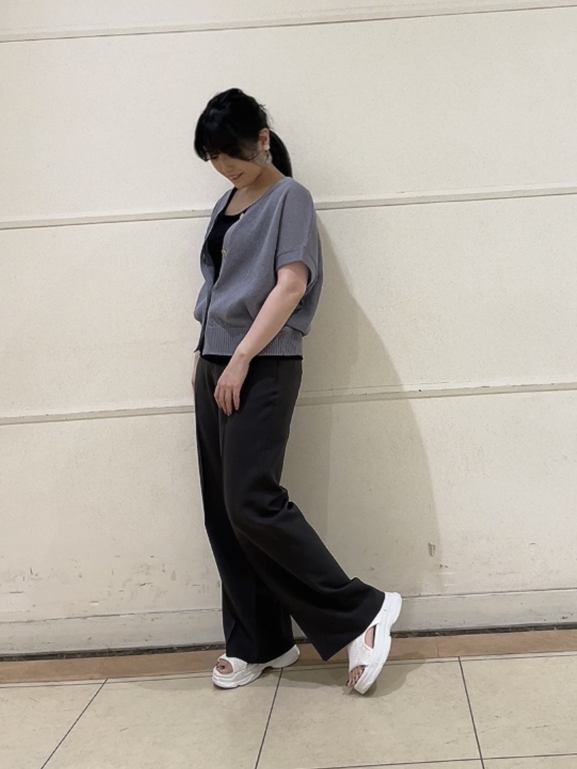 watanabeさんの「UNTITLED｜【洗える/清涼感】ドライタッチスリーブレスカーディガン」を使ったコーディネート