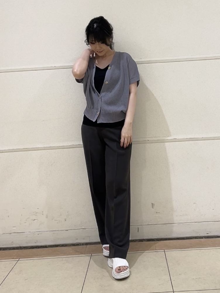watanabeさんの「UNTITLED｜【洗える/清涼感】ドライタッチスリーブレスカーディガン」を使ったコーディネート