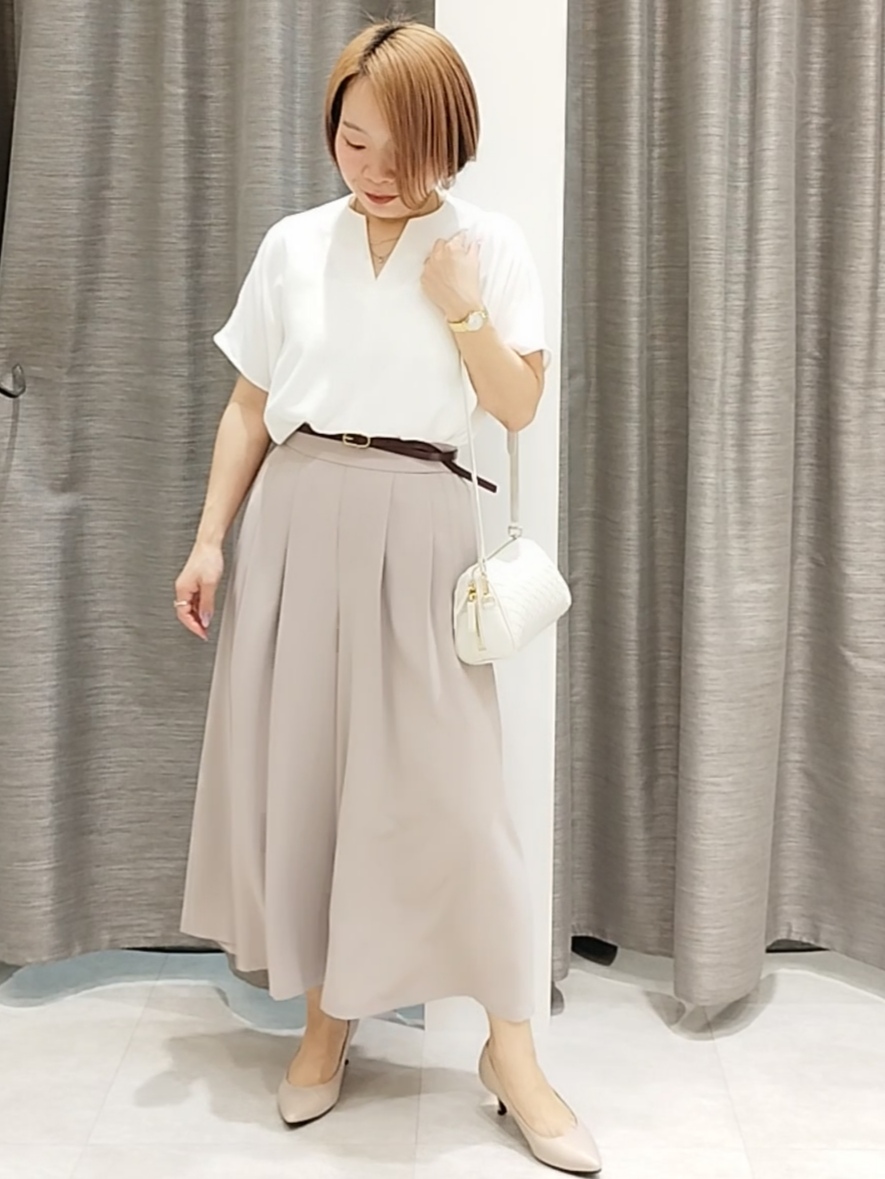 s u g iさんの「UNTITLED｜【UV/接触冷感/セットアップ可】リラクシーキーVネックブラウス」を使ったコーディネート