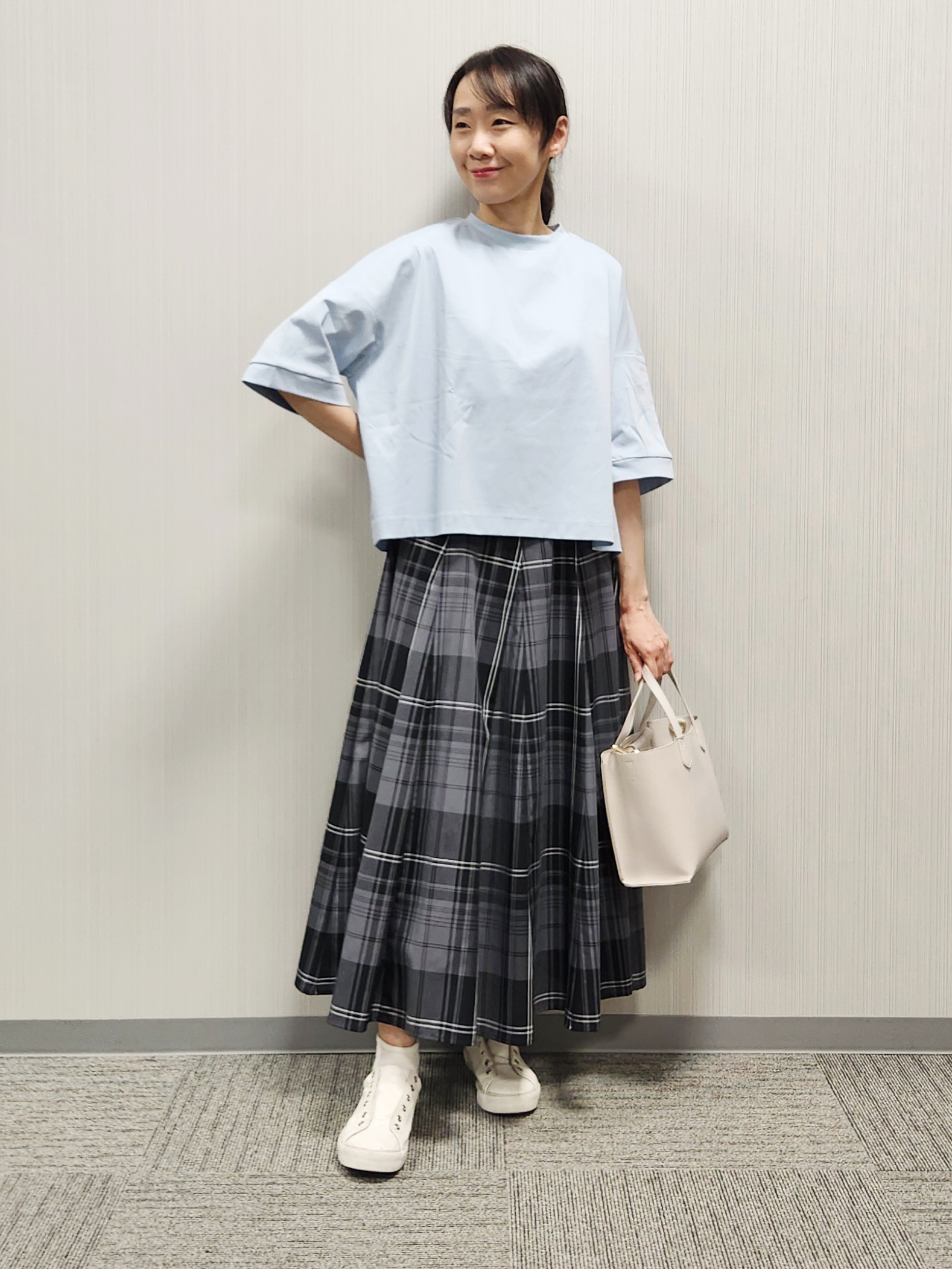 naraさんの「Dessin｜【新色追加/体型カバー】美光沢カットソーボクシーシルエット」を使ったコーディネート