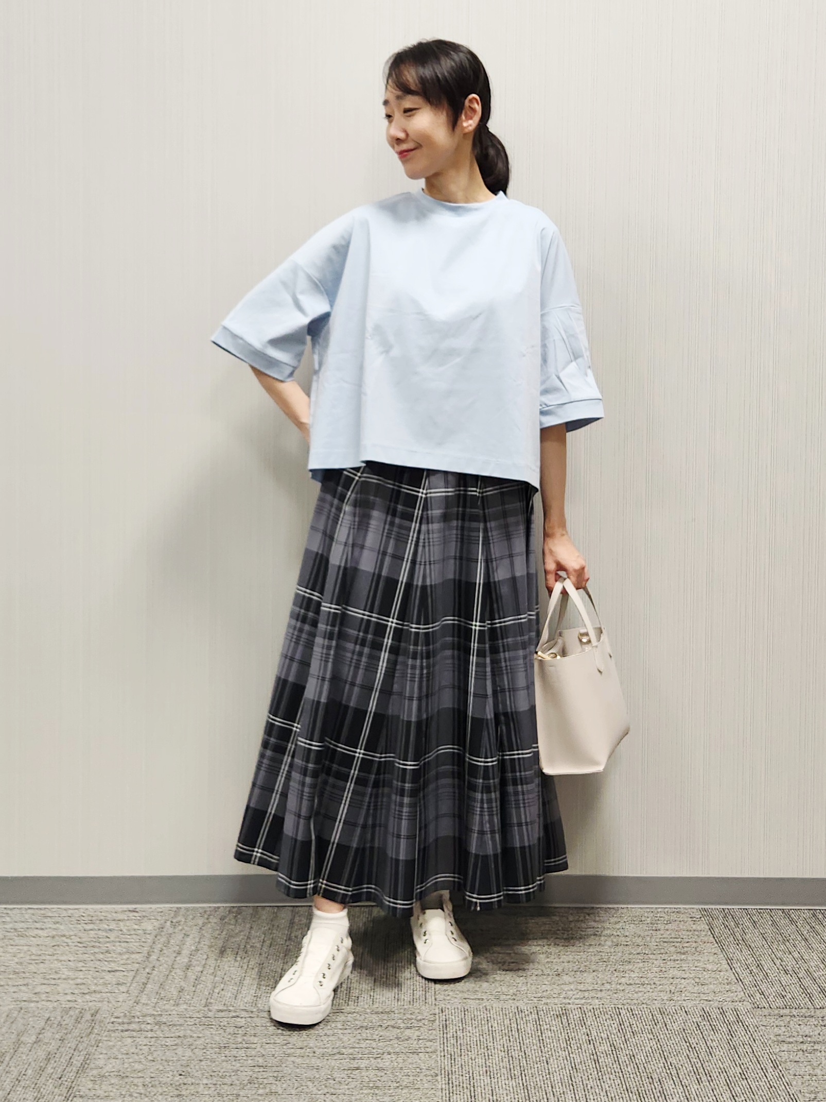 naraさんの「Dessin｜【新色追加/体型カバー】美光沢カットソーボクシーシルエット」を使ったコーディネート