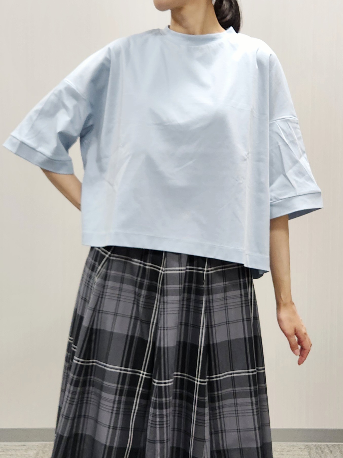 naraさんの「Dessin｜【新色追加/体型カバー】美光沢カットソーボクシーシルエット」を使ったコーディネート