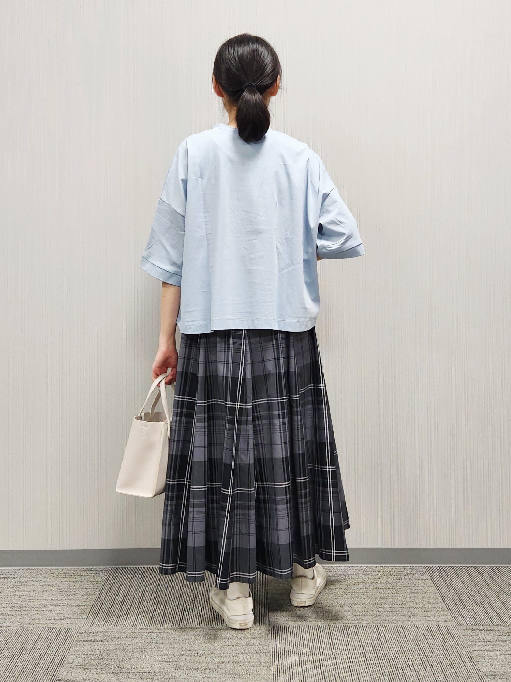 naraさんの「Dessin｜【新色追加/体型カバー】美光沢カットソーボクシーシルエット」を使ったコーディネート