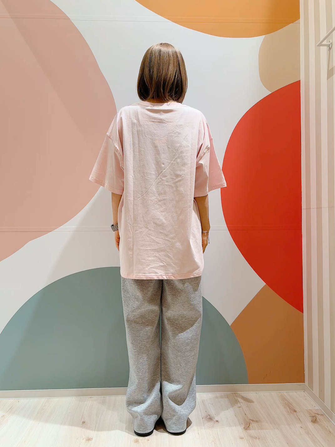 長男さんの「SHOO･LA･RUE｜【ひんやり】ゆるっと体型カバー BIGアソートTシャツ」を使ったコーディネート