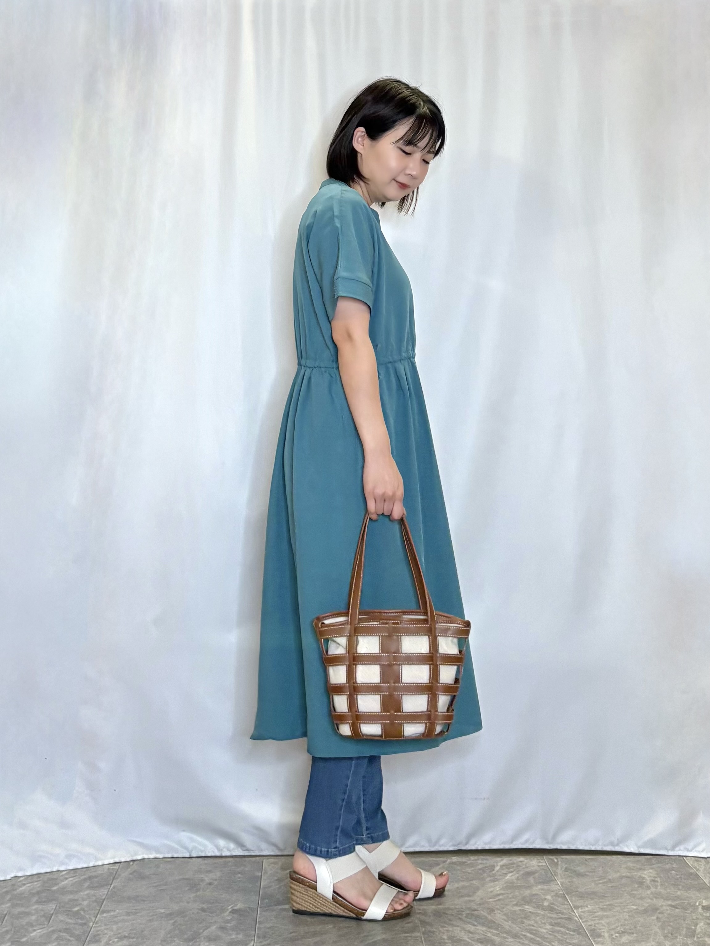 ネリさんの「SHOO･LA･RUE｜【洗濯機可/体型カバー】ウエストシャーリングでお腹周りが気にならない 麻調スキッパー脇リボンワンピー」を使ったコーディネート