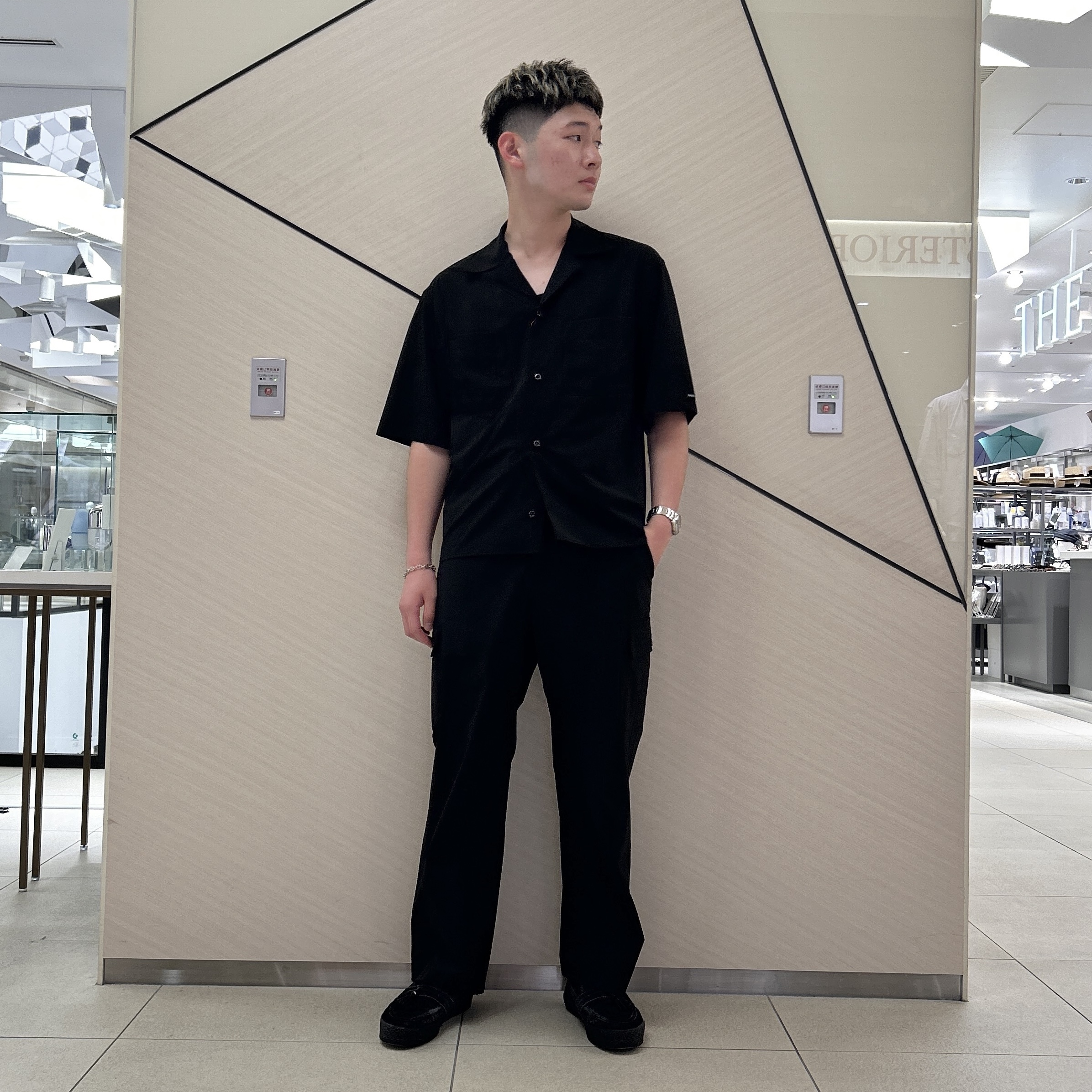 千葉亮太さんの「DRESSTERIOR｜【セットアップ可/撥水/クールタッチ素材】SOLOTEX 4WAYストレッチオープンカラーシャツ」を使ったコーディネート