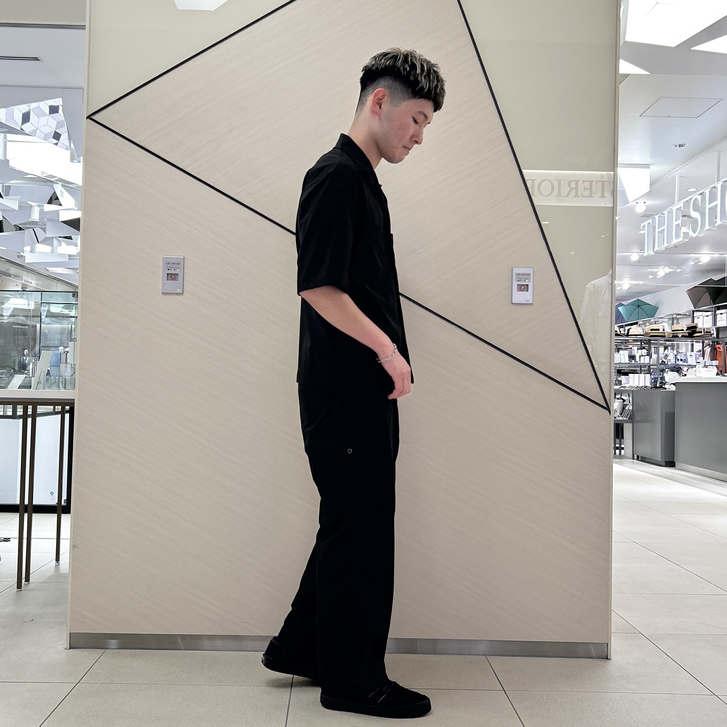 千葉亮太さんの「DRESSTERIOR｜【セットアップ可/撥水/クールタッチ素材】SOLOTEX 4WAYストレッチオープンカラーシャツ」を使ったコーディネート