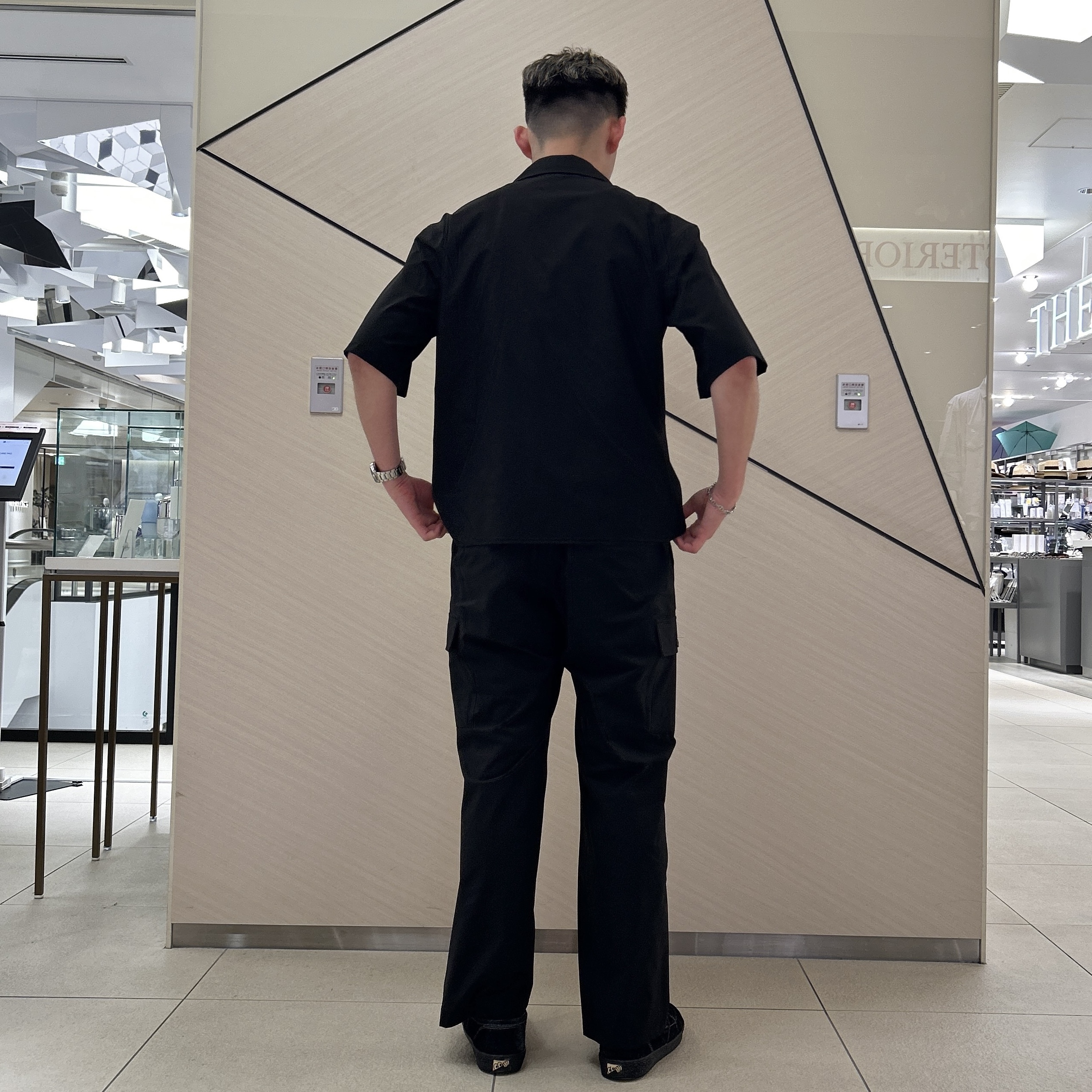 千葉亮太さんの「DRESSTERIOR｜【セットアップ可/撥水/クールタッチ素材】SOLOTEX 4WAYストレッチオープンカラーシャツ」を使ったコーディネート