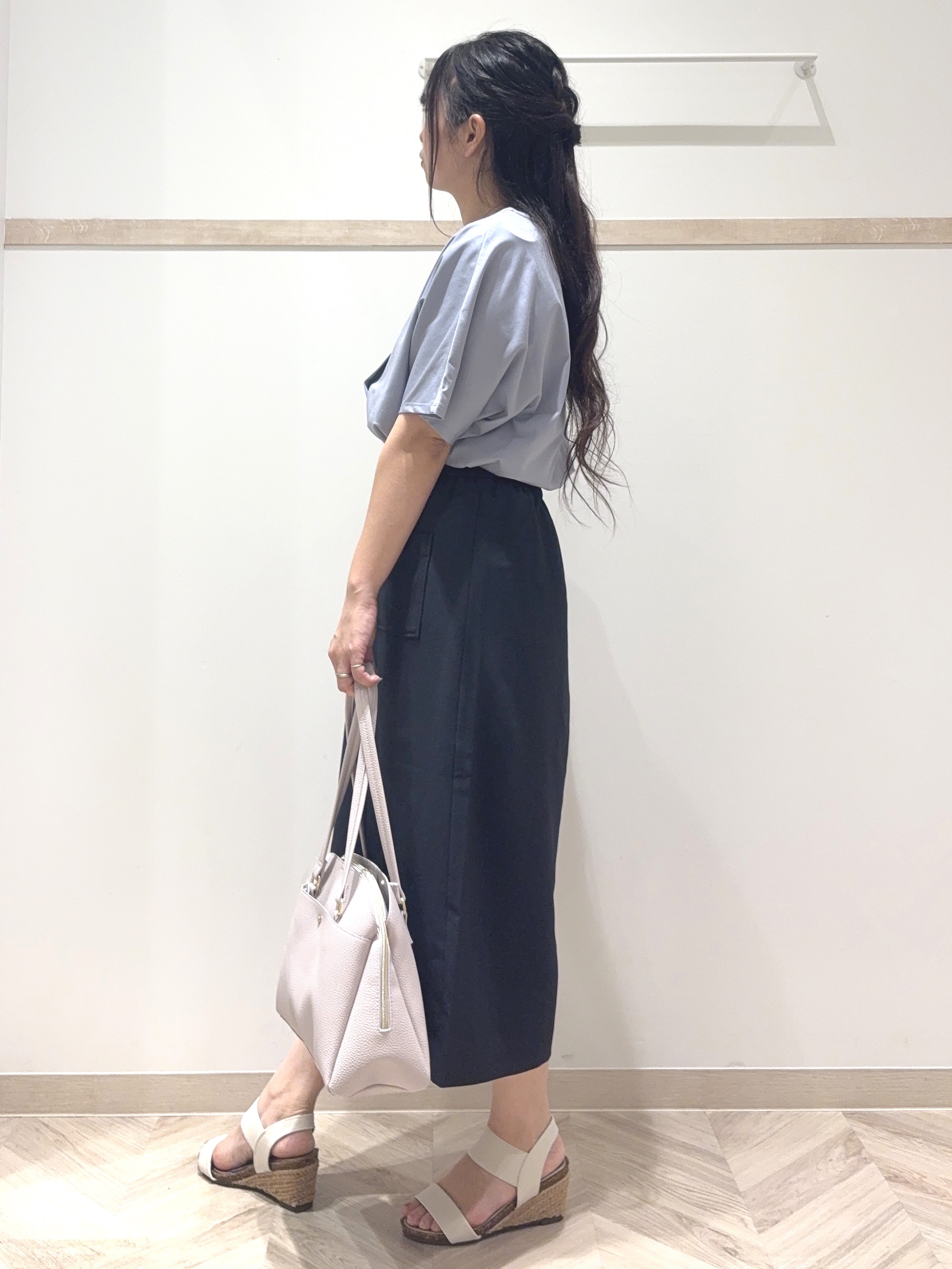 nanaさんの「SHOO･LA･RUE｜【ひんやり／UV／通勤】洗濯後しわになりにくい メタルポイントスキッパートップス」を使ったコーディネート