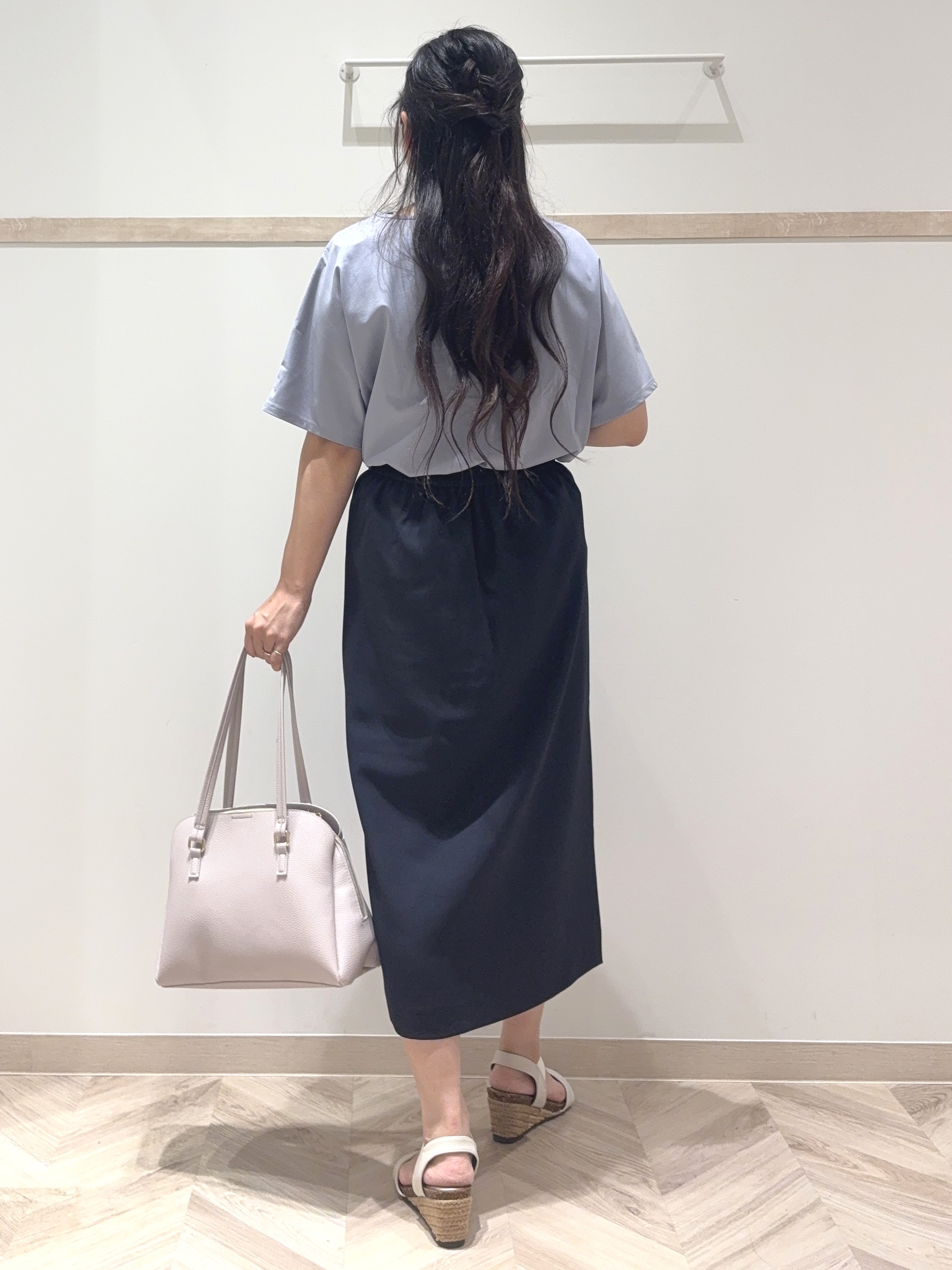 nanaさんの「SHOO･LA･RUE｜【ひんやり／UV／通勤】洗濯後しわになりにくい メタルポイントスキッパートップス」を使ったコーディネート